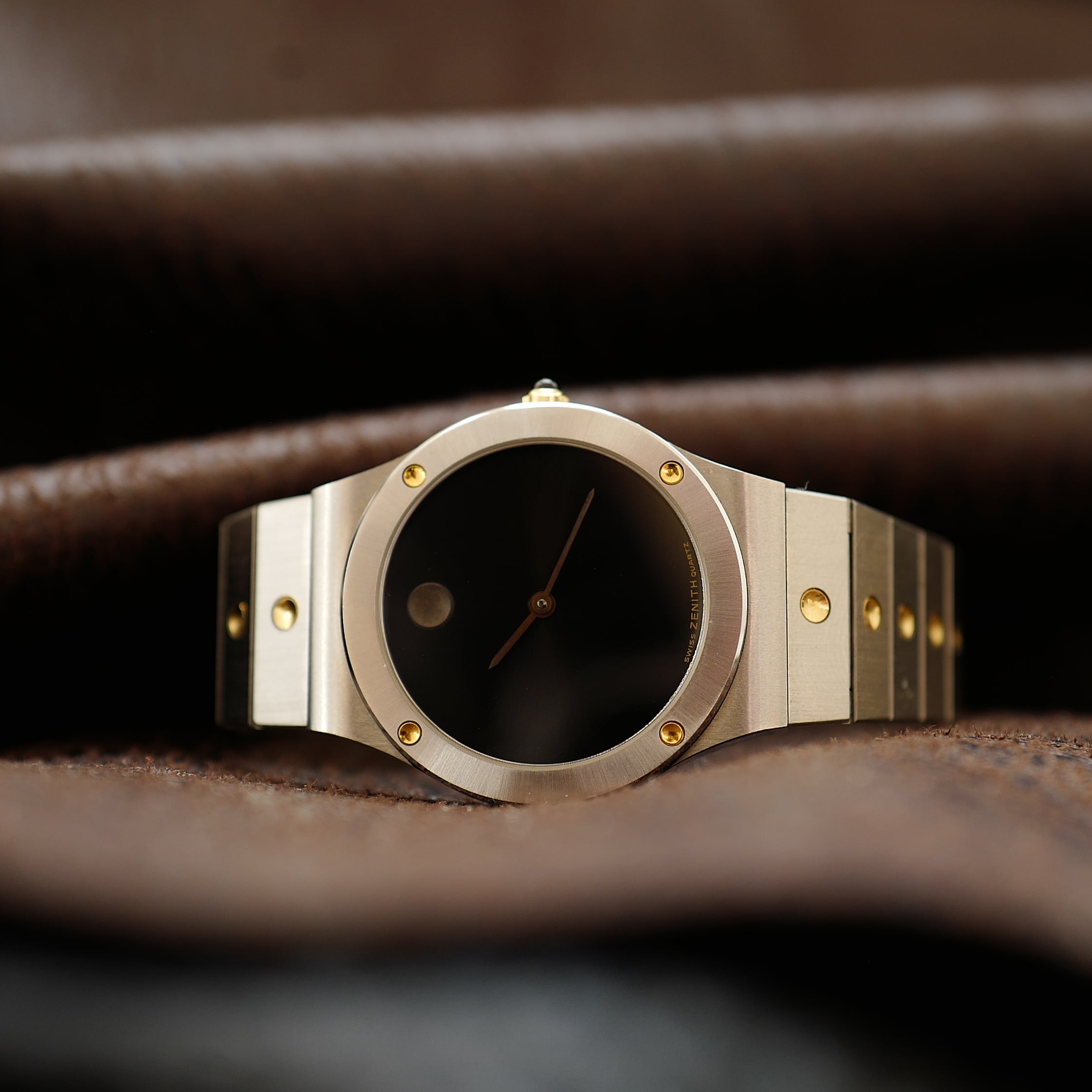 Montre Zenith Museum George Horwitt avec cadran minimaliste noir, chiffres simples et bracelet en cuir noir.