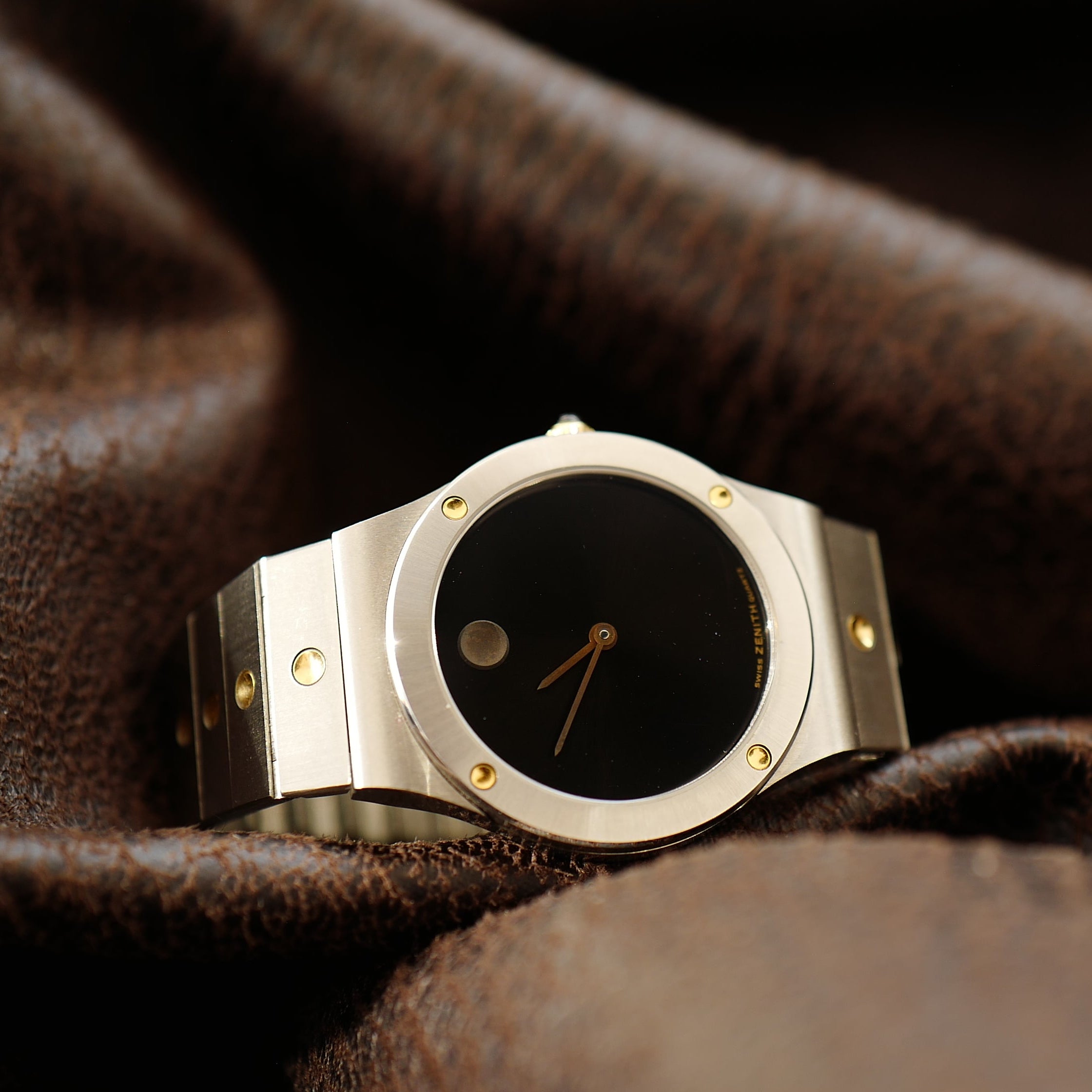Montre Zenith Museum George Horwitt avec cadran minimaliste noir, boîtier en acier inoxydable et bracelet en cuir noir.