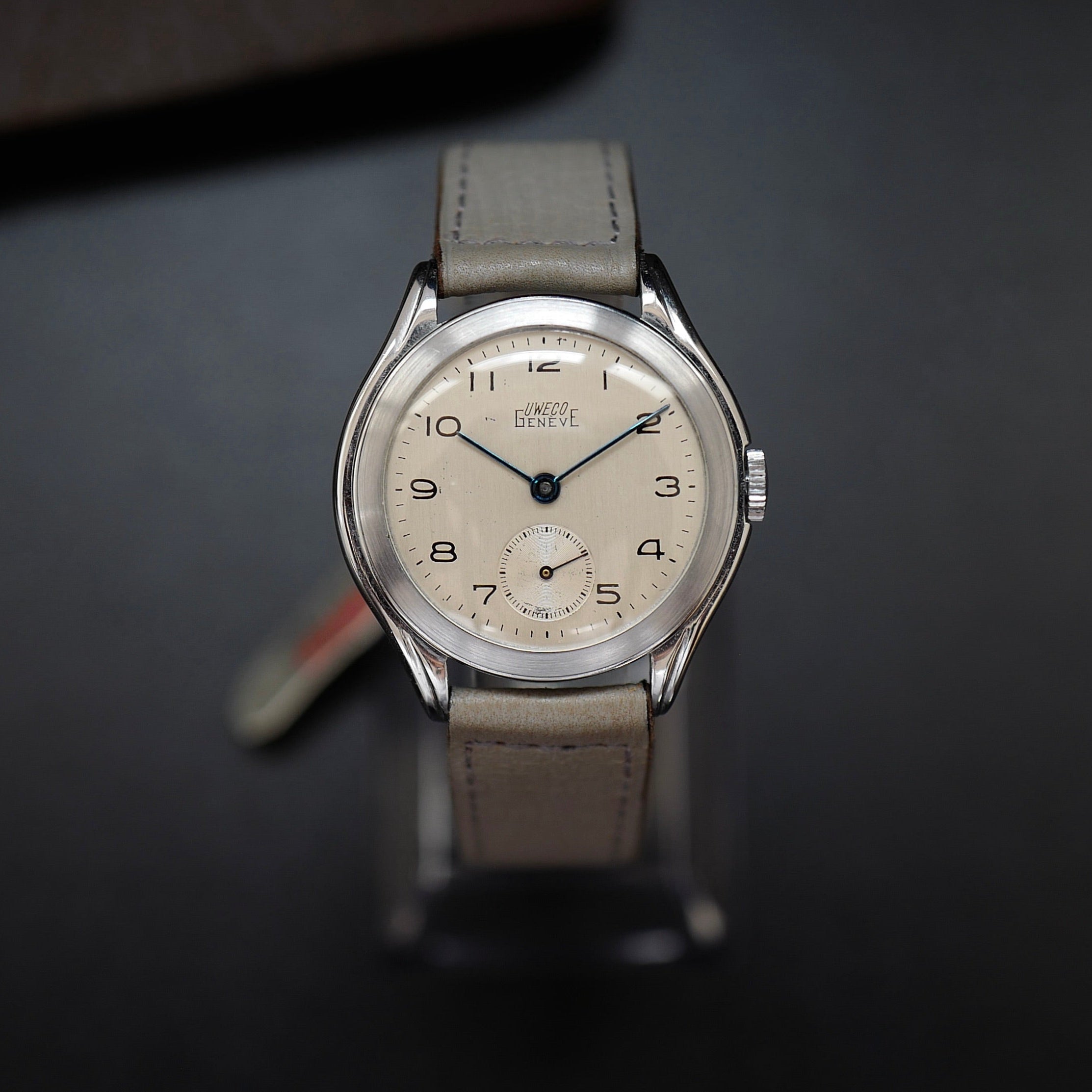 Montre Universal Genève Genève Small Second N.O.S 1936, boîtier vintage, cadran classique avec petite seconde, pièce d'horlogerie ancienne