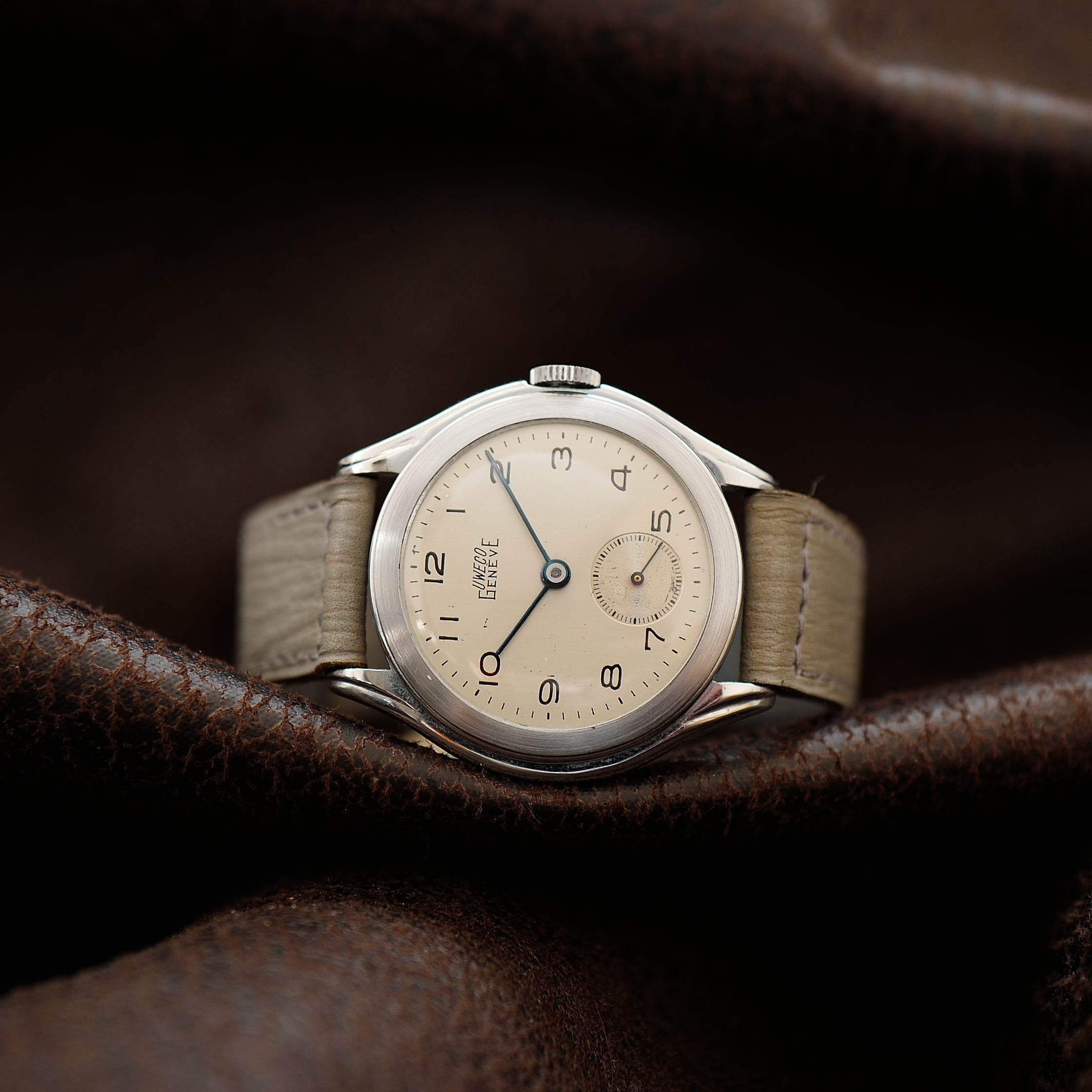 Montre Universal Genève Genève Small Second N.O.S 1936, cadran vintage avec aiguilles et boîtier en acier.