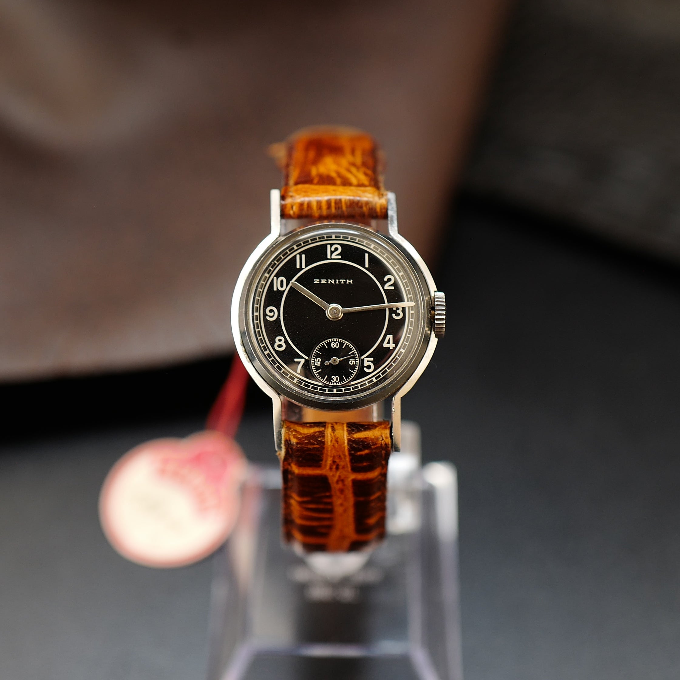 Montre Zenith Calatrava Bullseye Art Deco vintage des années 1940, modèle N.O.S, style militaire allemand WWII.