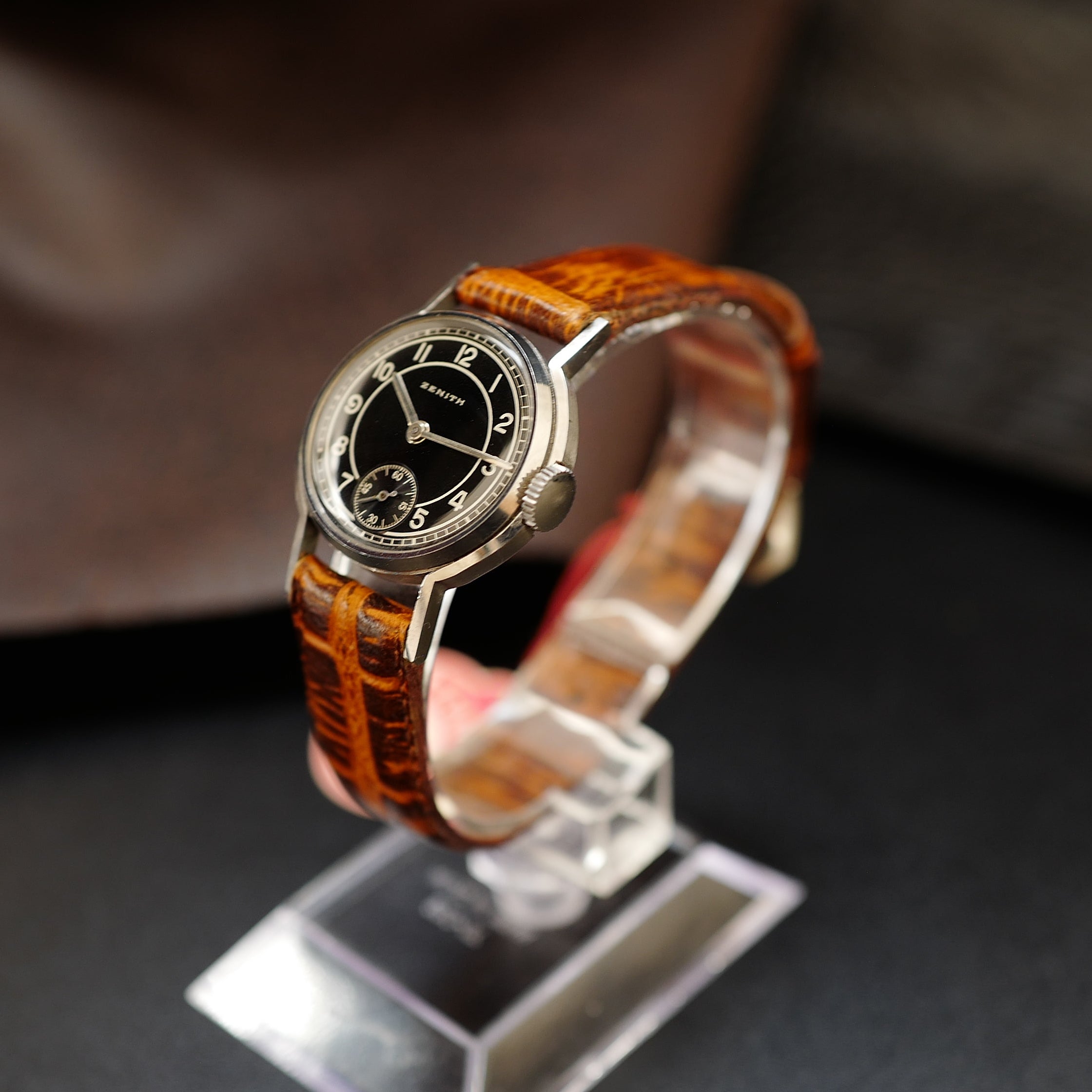 Montre Zenith Calatrava Bullseye Art Déco, vintage années 1940, style militaire allemand WWII, neuve en boîte.