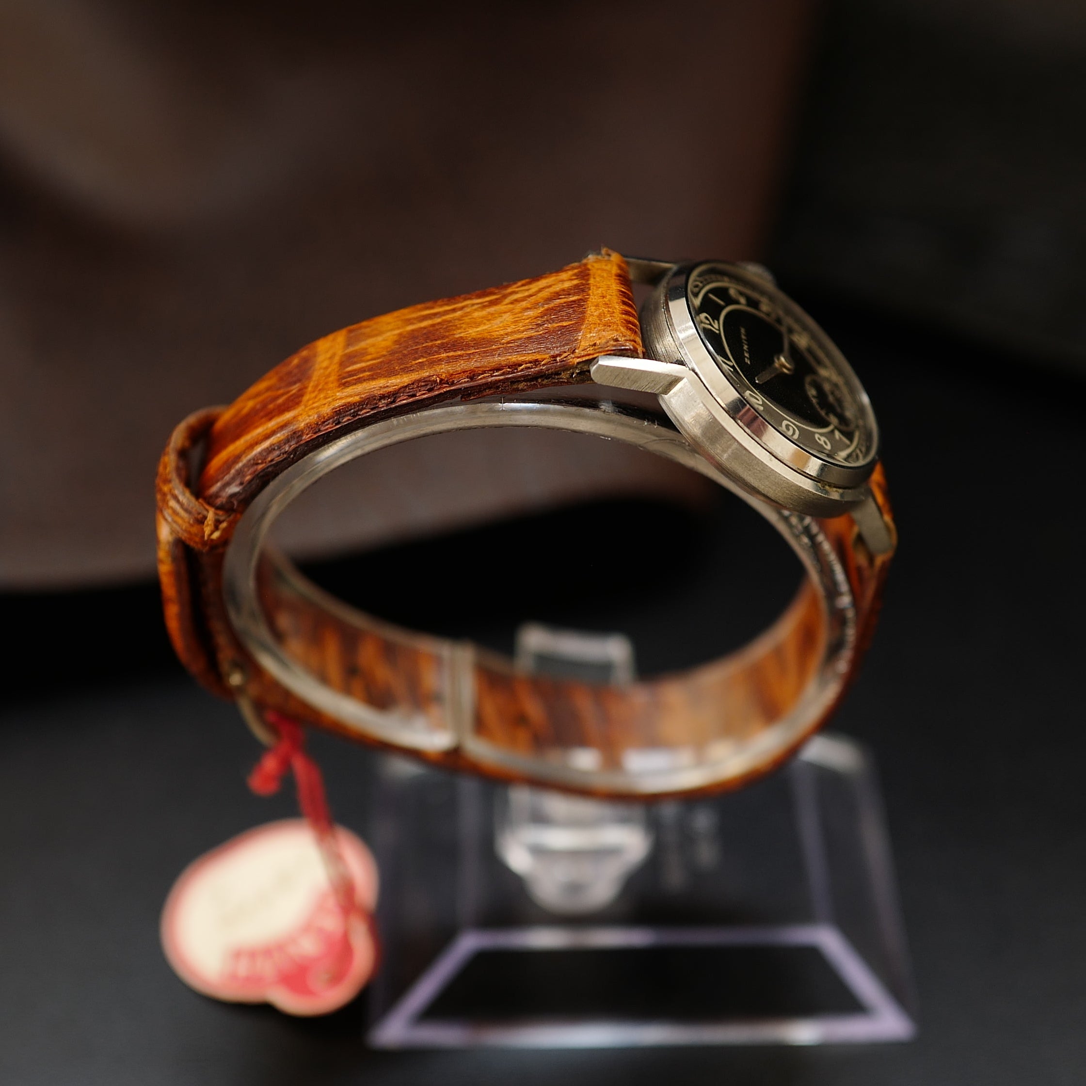 Montre Zenith Calatrava Bullseye Art Déco, vintage période militaire allemande 1940's, boîte N.O.S, style élégant et historique.