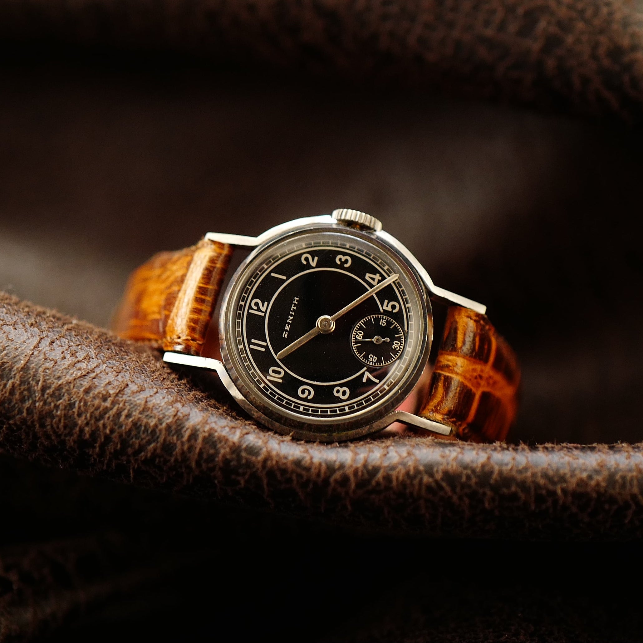 Montre Zenith Calatrava Bullseye Art Deco vintage des années 1940, modèle N.O.S, style militaire allemand WWII, face élégante.