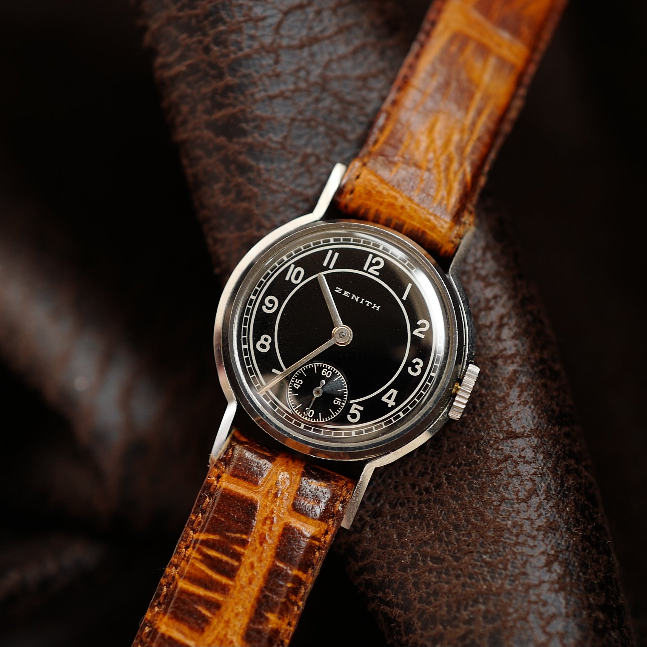 Montre Zenith Calatrava Bullseye Art Deco, style militaire allemand des années 1940, neuve, avec cadran élégant et design vintage.