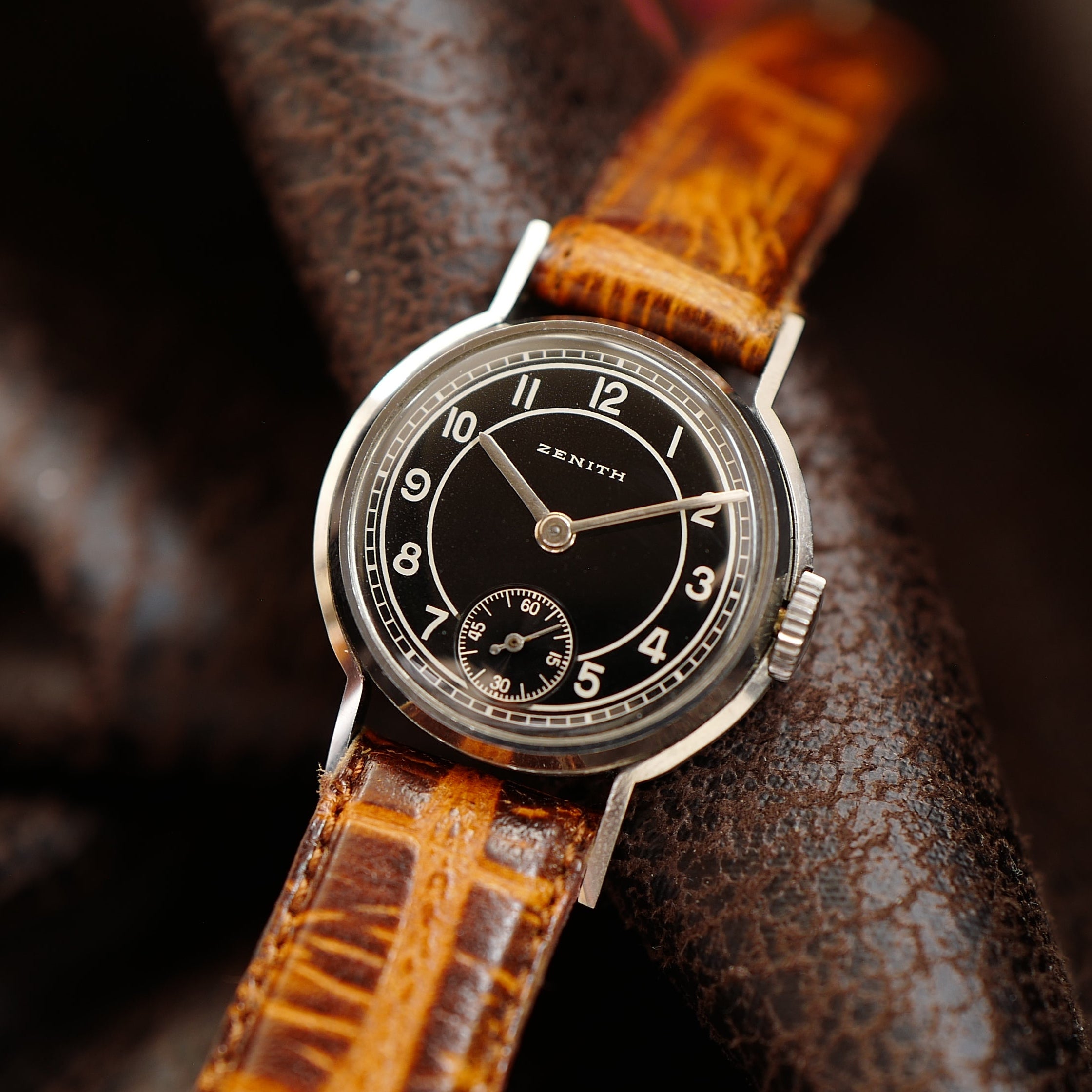 Montre Zenith Calatrava Bullseye Art Déco, vintage militaire allemande années 1940, neuve en boîte, mouvement mécanique.
