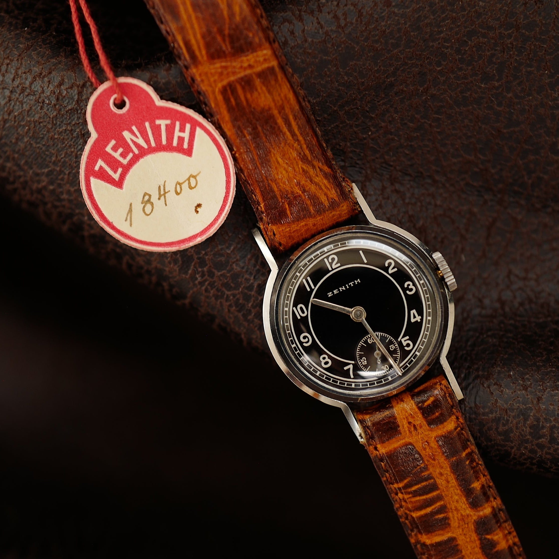 Montre Zenith Calatrava Bullseye Art Deco, vintage militaire allemande des années 1940, état neuf, style élégant et historique.
