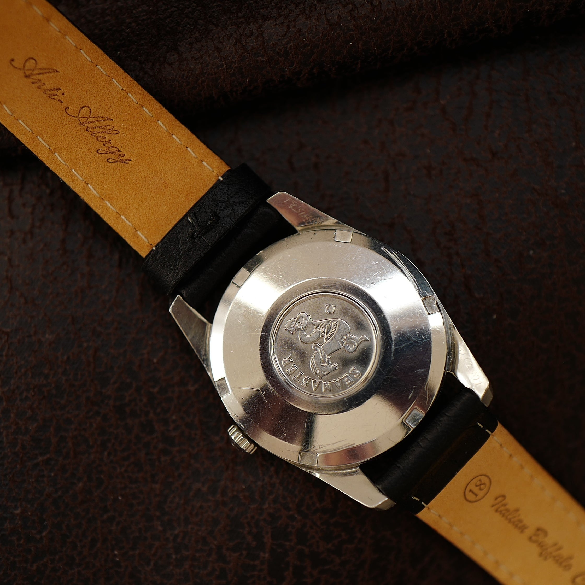 Montre Omega Seamaster avec cadran crème argenté, boîtier en acier inoxydable et bracelet en métal, montre élégante pour homme.