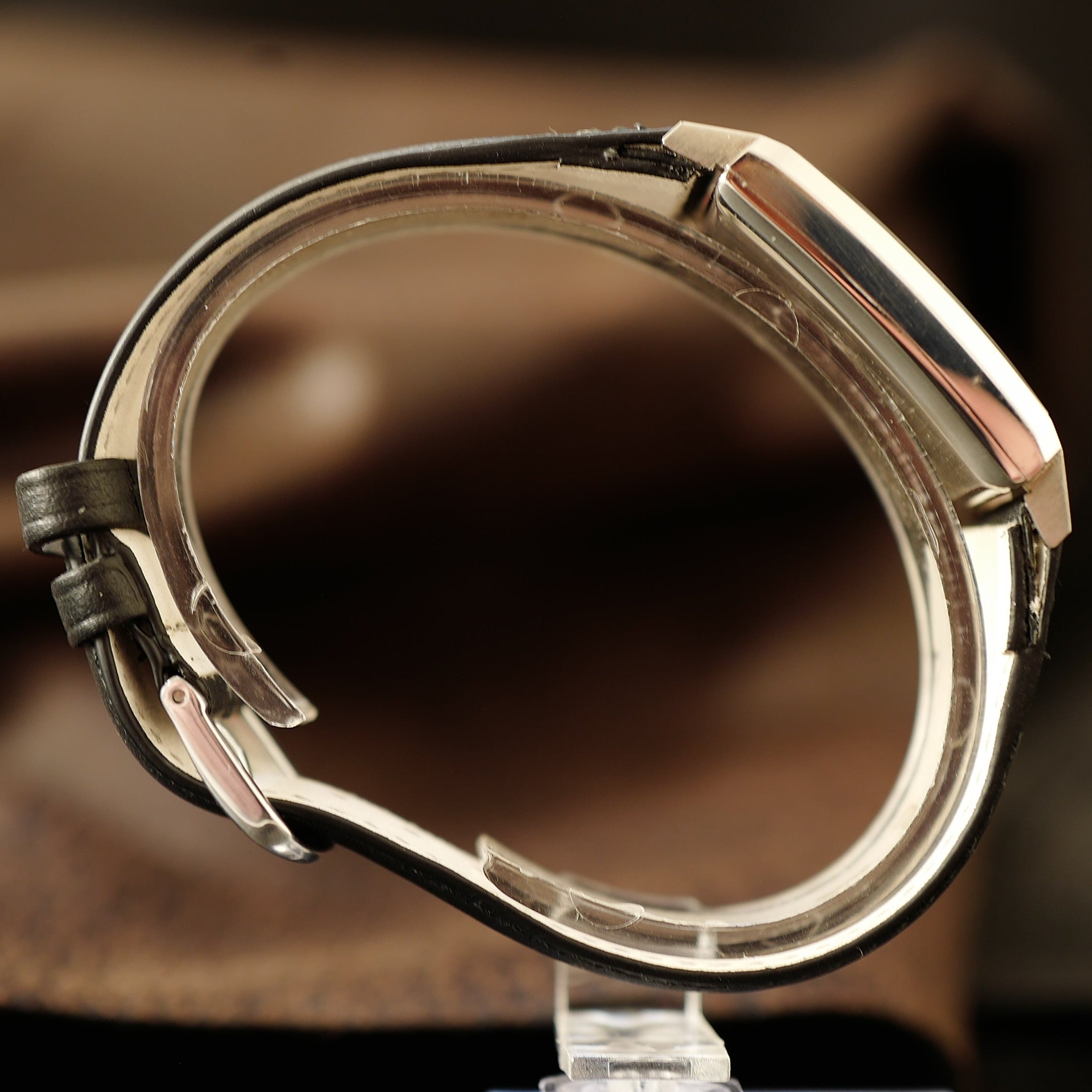 Montre Revue Type Tank Art Deco WWII N.O.S avec cadran vintage et bracelet en acier, fabriquée par Revue Thommen.