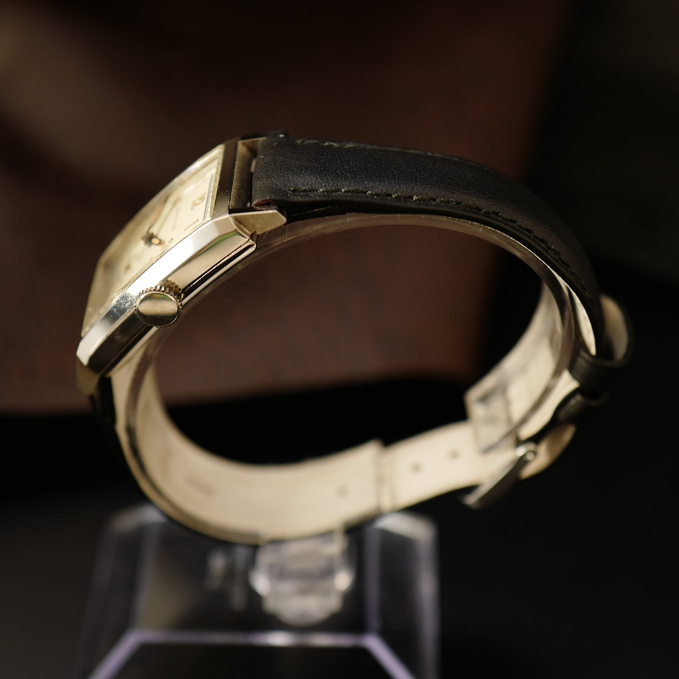 Montre Revue Type Tank Art Déco WWII N.O.S avec cadran vintage et bracelet en cuir, fabriquée par Revue Thommen.