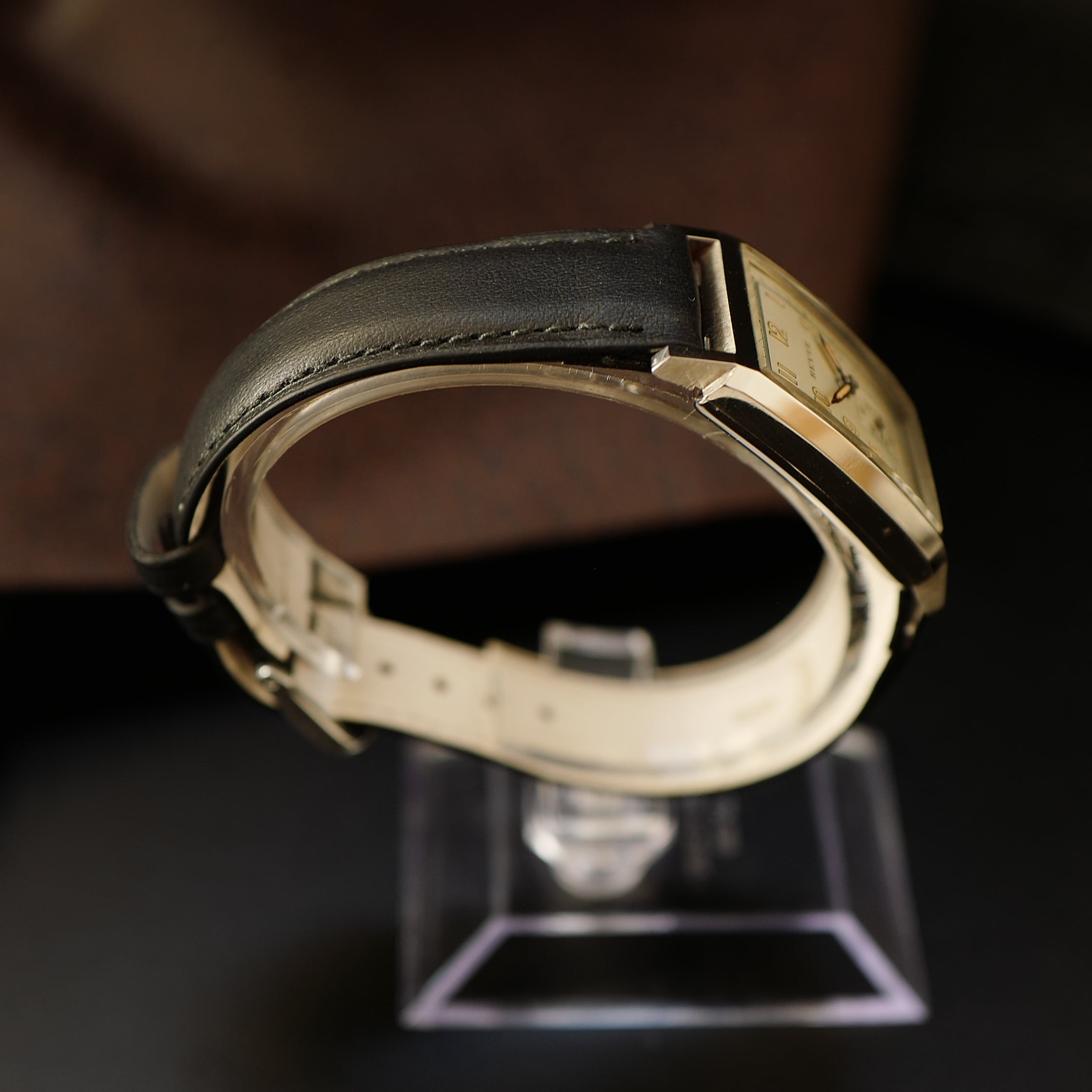 Montre Revue Type Tank Art Déco WWII N.O.S avec boîtier rectangulaire et cadran vintage, modèle de la Seconde Guerre mondiale.