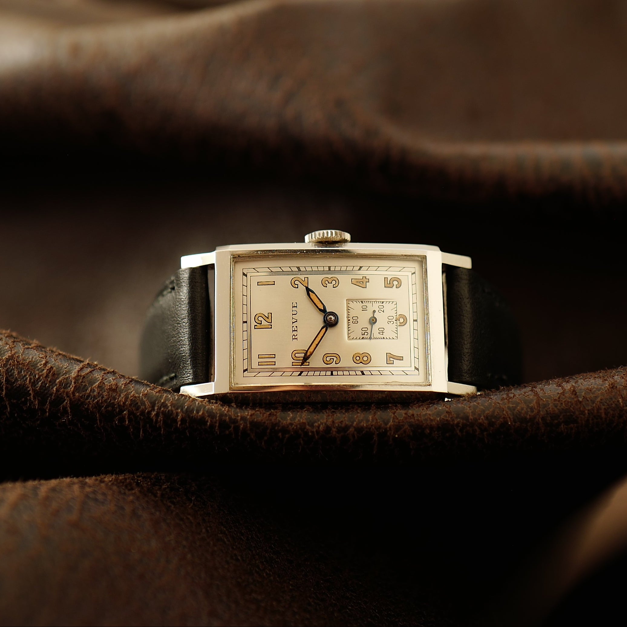 Montre Revue Type Tank Art Déco WWII N.O.S avec cadran noir, bracelet en cuir et boîtier en acier, style vintage de Revue Thommen.
