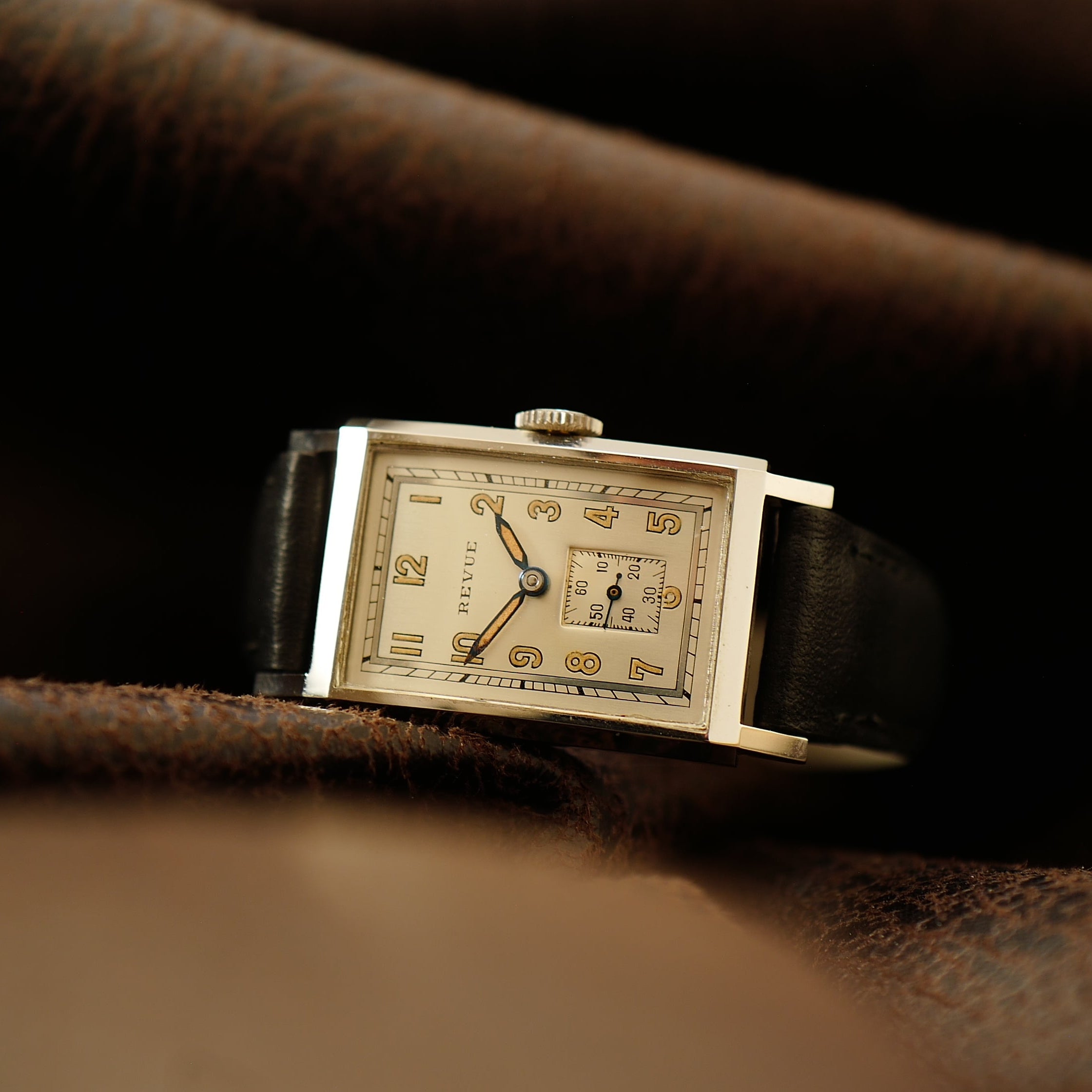 Montre Revue Type Tank Art Déco WWII N.O.S avec cadran noir et bracelet en acier, vintage et élégant, fabriquée par Revue Thommen.