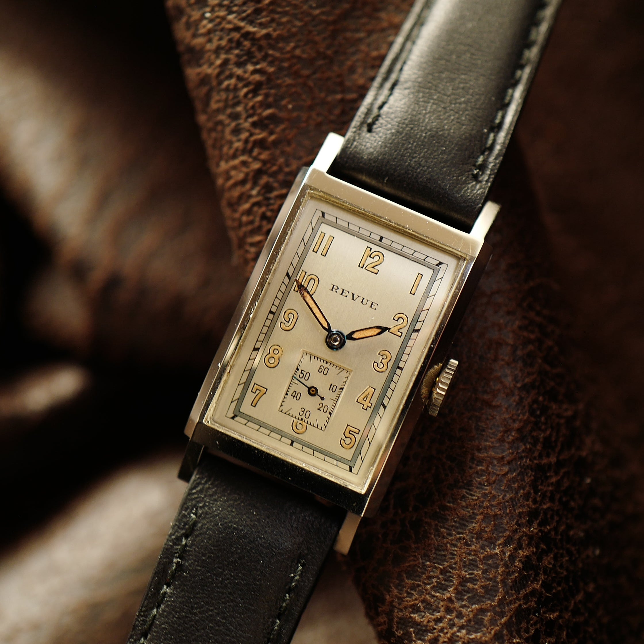 Montre Revue Type Tank Art Déco WWII N.O.S. avec boîtier en acier et cadran vintage, modèle historique de Revue Thommen.