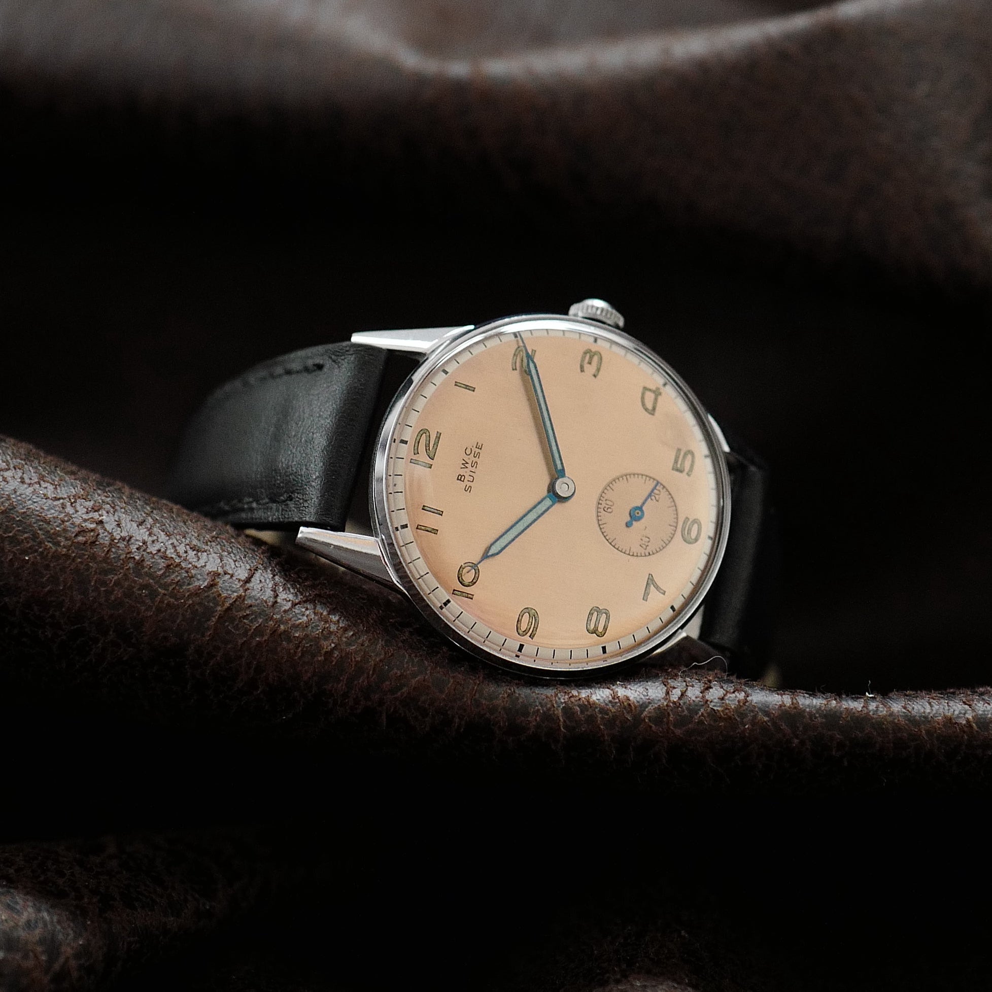 Montre BWC Buttes Watch Cie avec cadran saumon et finition deux tons, style des années 1950, vue de face.