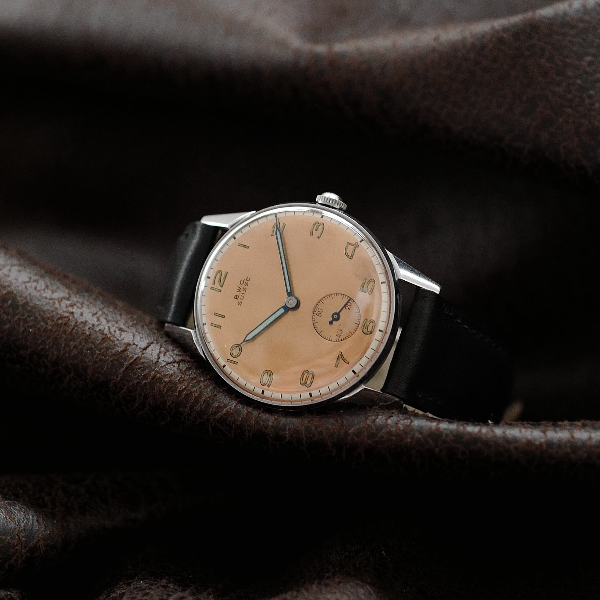 Montre BWC des années 1950 avec cadran saumon deux tons.