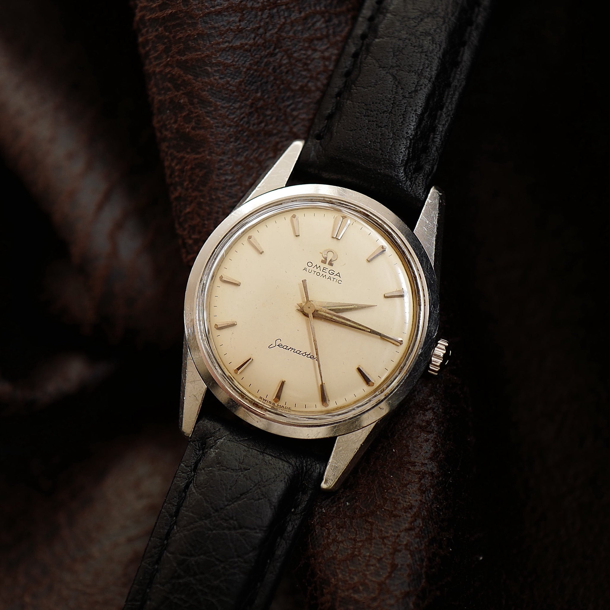 Montre Omega Seamaster avec cadran crème argenté et bracelet en acier inoxydable, vue de face.