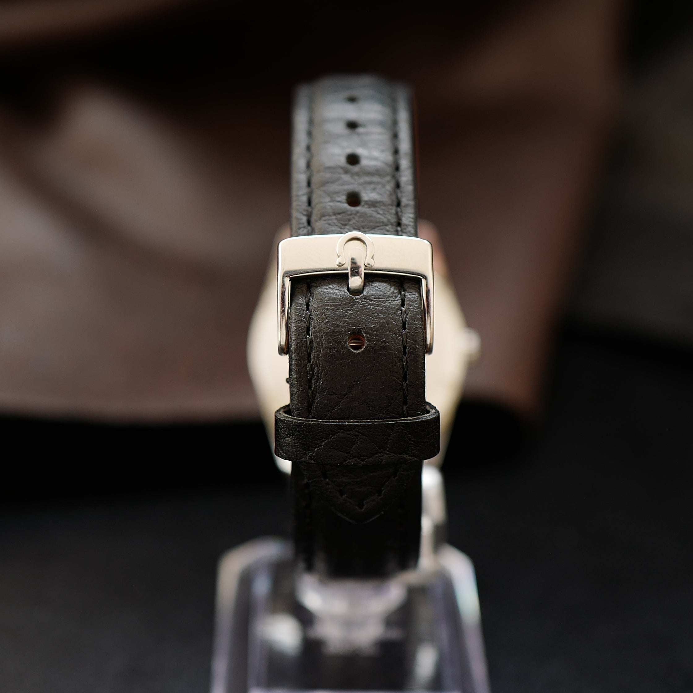 Montre Omega Seamaster avec cadran crème argenté et bracelet en acier inoxydable, vue de face.
