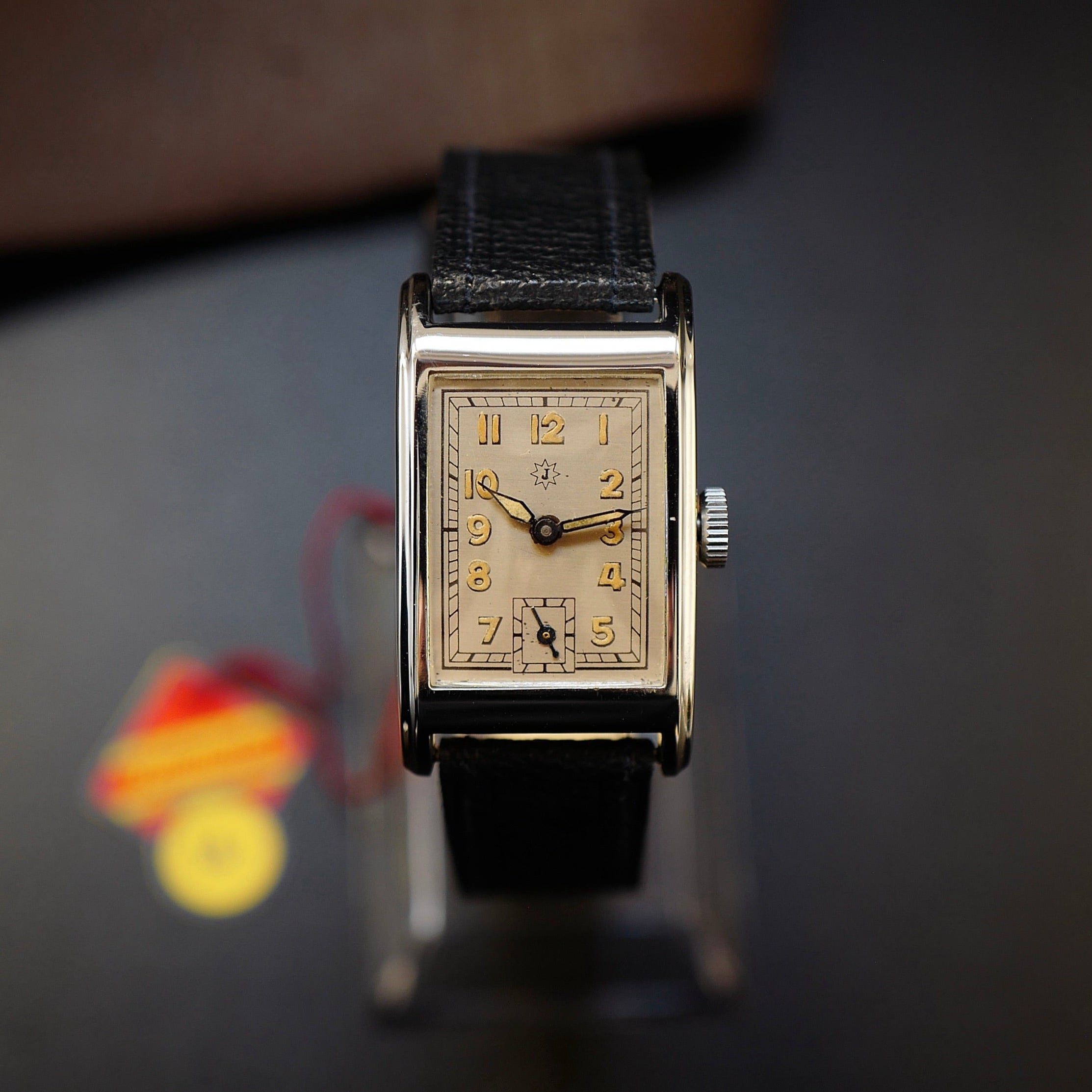 Montre Junghans Tank Art Déco militaire allemande WWII N.O.S avec cadran noir et boîtier en acier, vintage et authentique.