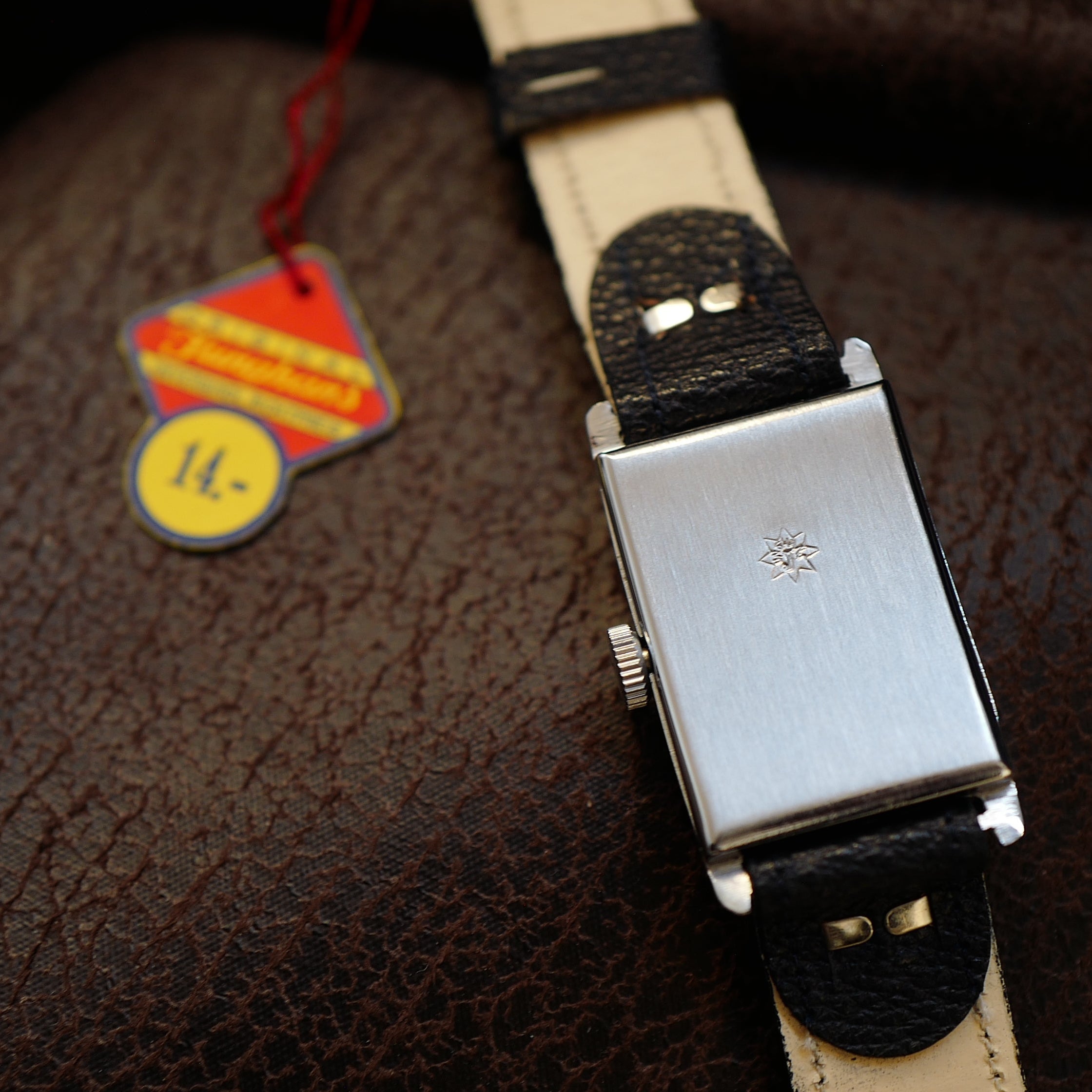 Montre Junghans Tank Art Déco militaire allemande WWII N.O.S avec cadran vintage et bracelet en cuir.