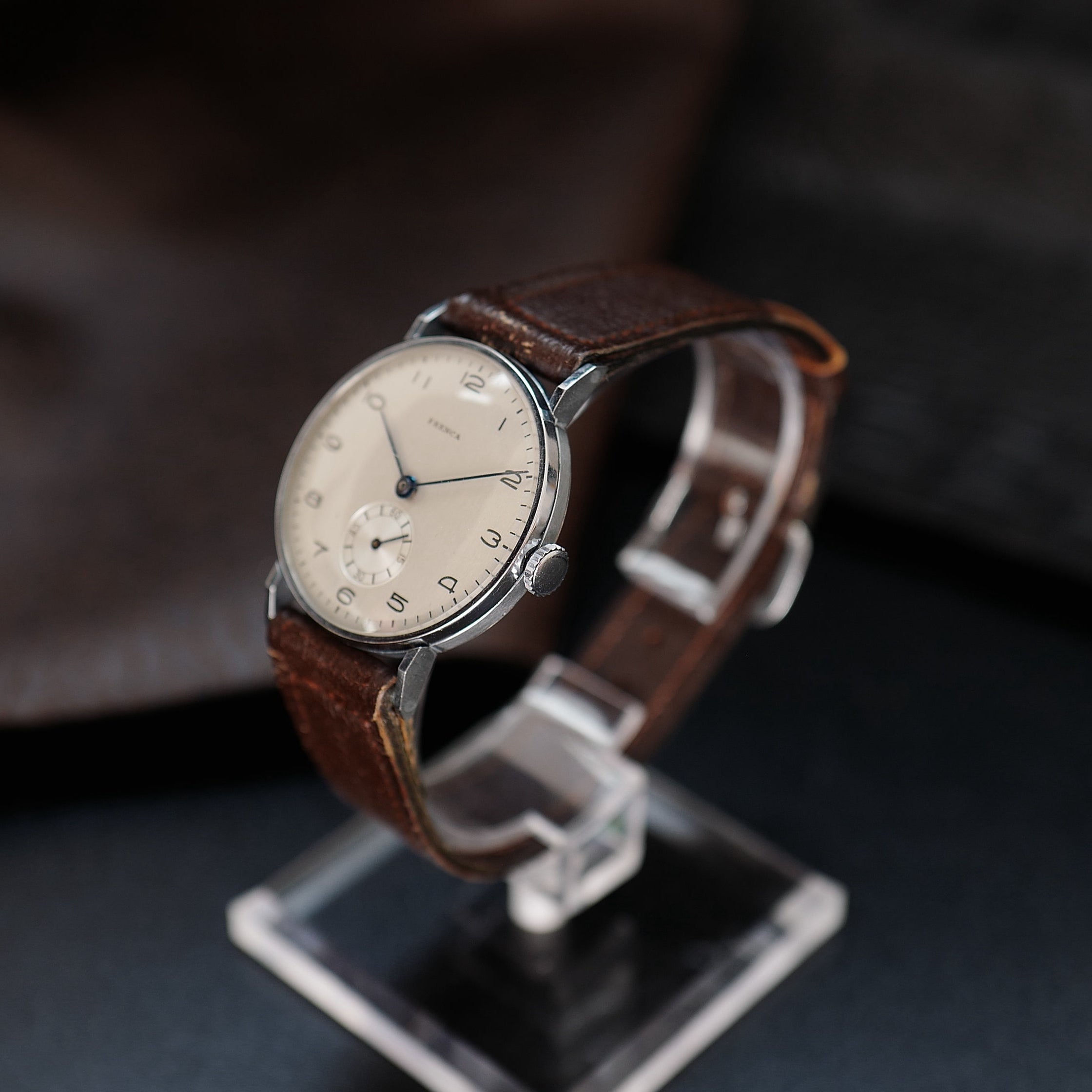 Montre Frenca Type Calatrava WWII Buser Frères N.O.S avec cadran classique et bracelet en acier inoxydable, vintage et élégant.
