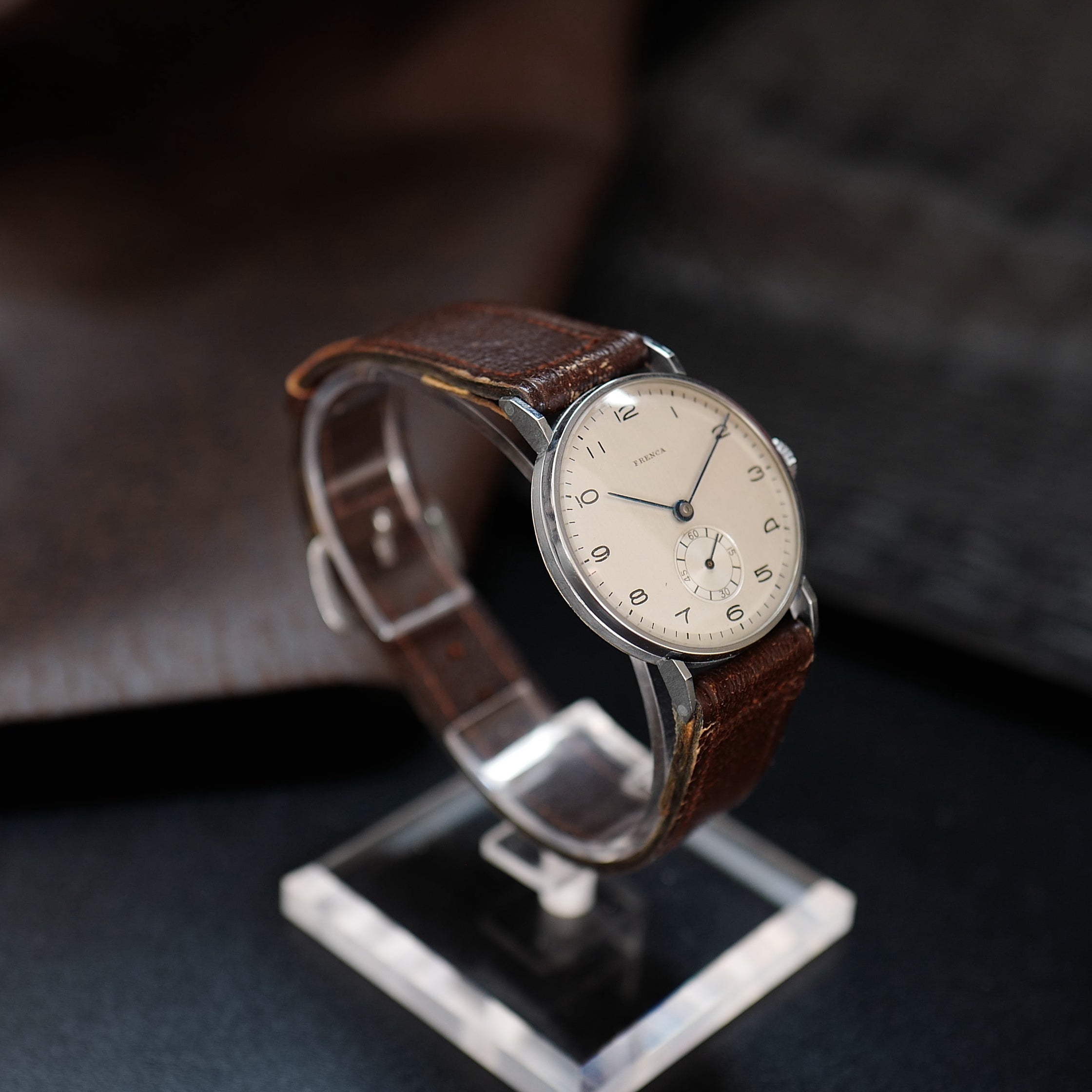Montre Frenca Type Calatrava WWII Buser Frères N.O.S avec cadran élégant et boîtier en acier inoxydable, vue de face.