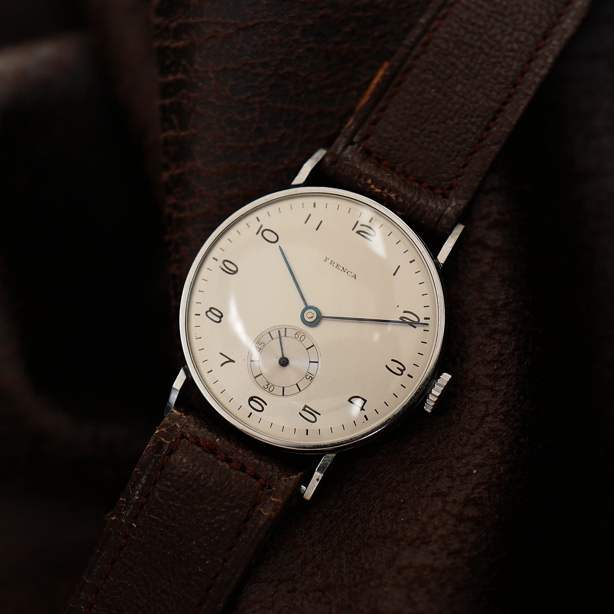Montre Frenca Type Calatrava WWII Buser Frères N.O.S avec cadran élégant et boîtier en acier inoxydable, style vintage.