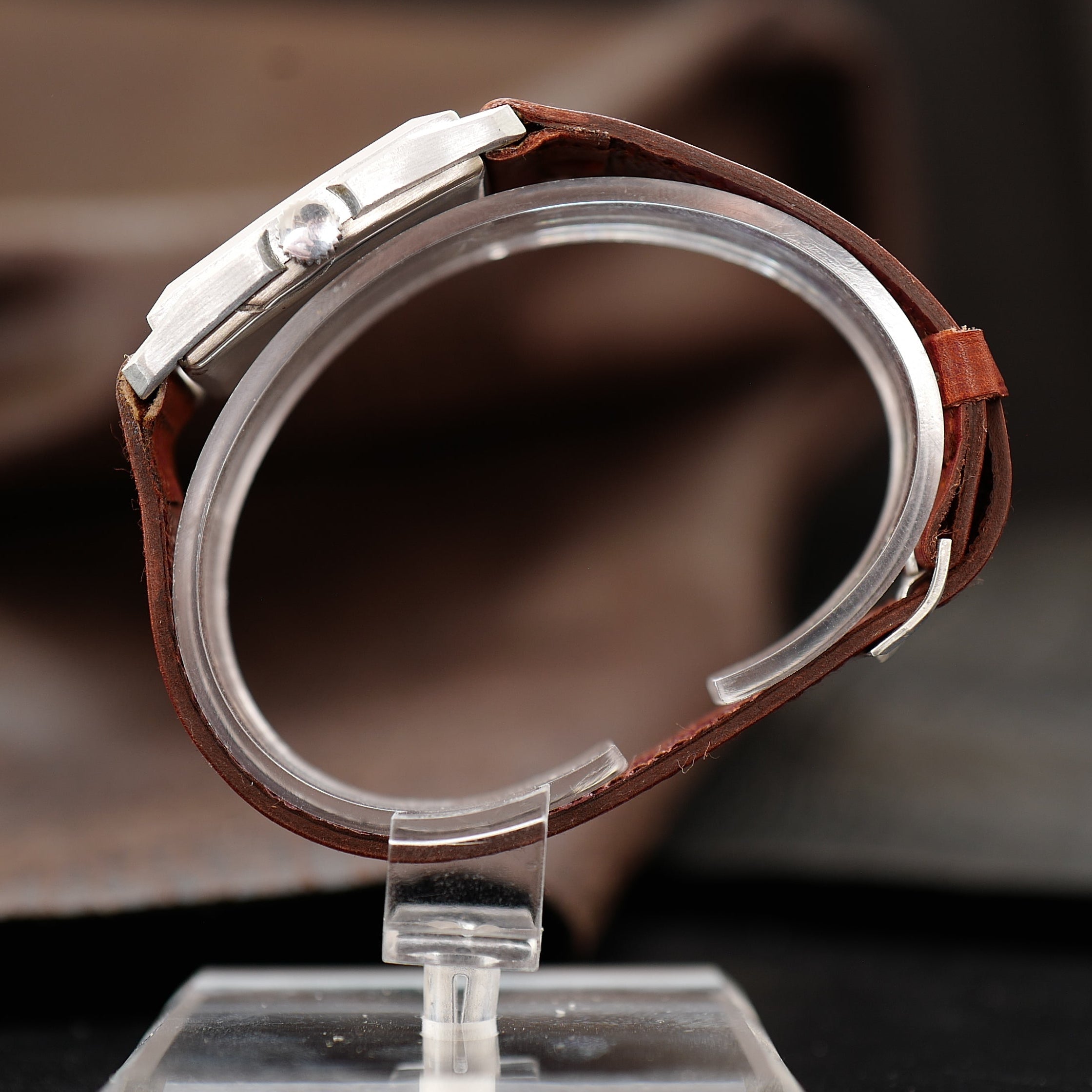 Montre tonneau Art Deco Huma deux tons des années 1940, boîtier en acier inoxydable avec cadran vintage et bracelet en cuir.