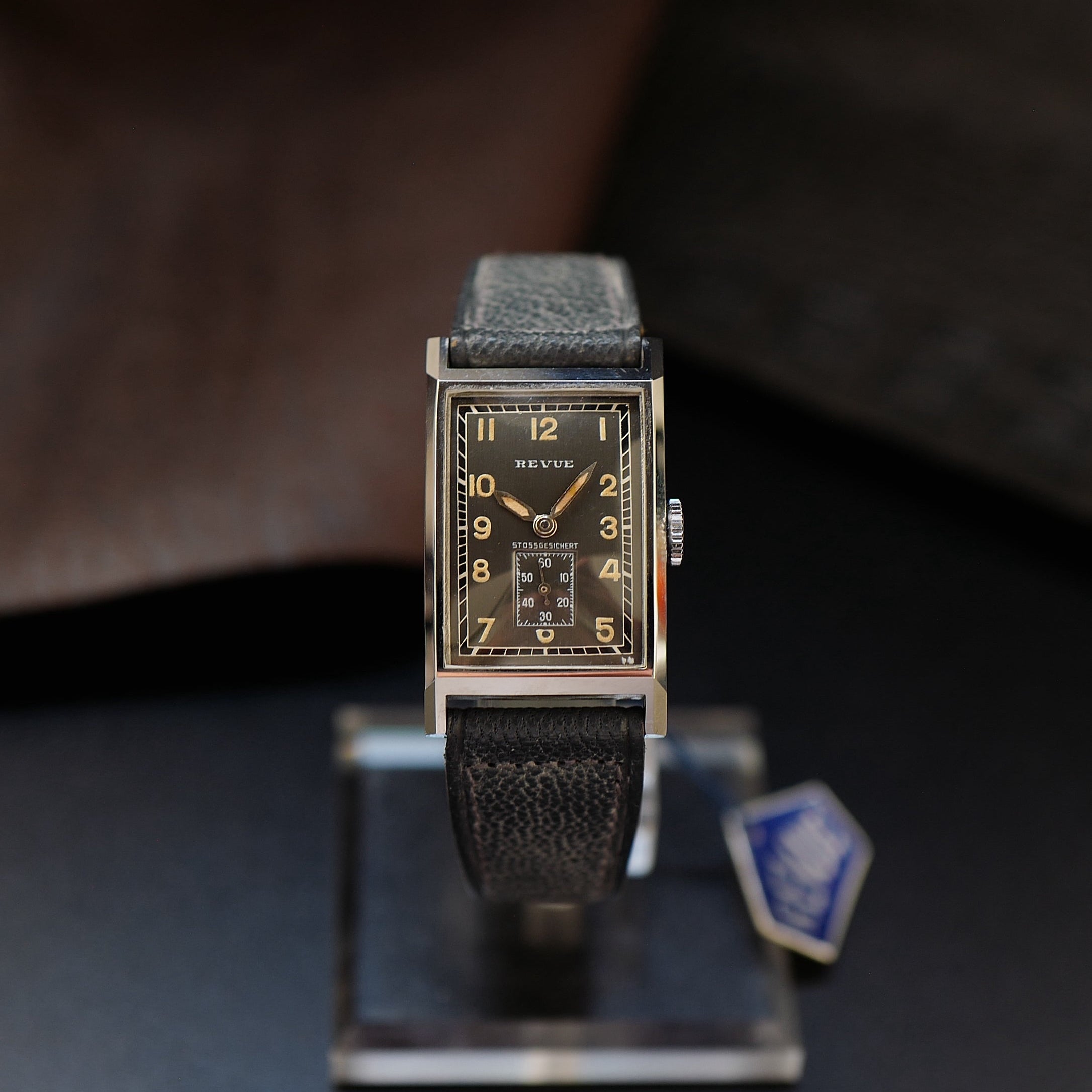 Montre Revue Type Tank gris avec cadran art déco, vintage WWII N.O.S, boîtier en acier, style militaire classique.