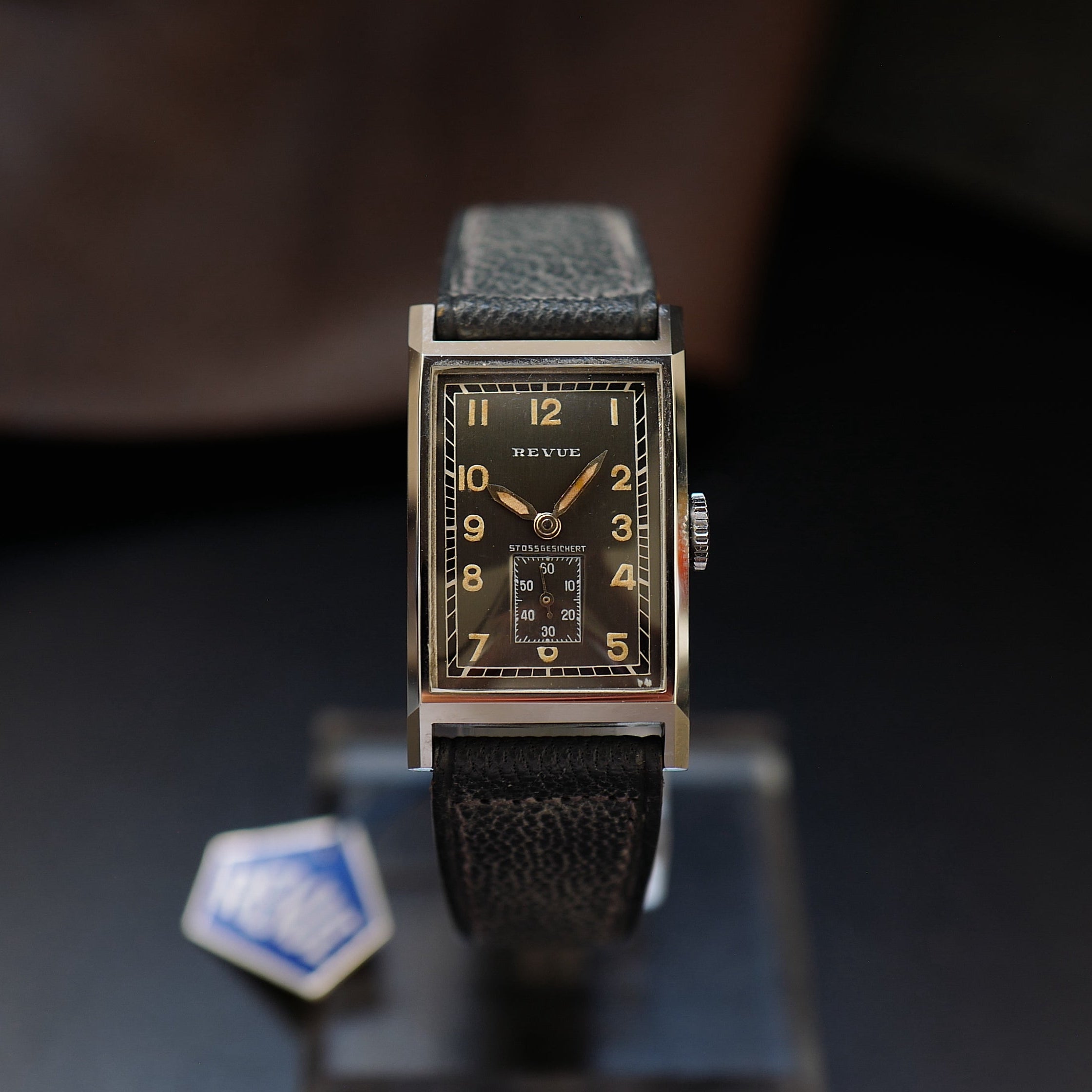 Montre Revue Type Tank gris avec cadran art déco, vintage WWII N.O.S. de Revue Thommen, boîtier en acier et style classique.