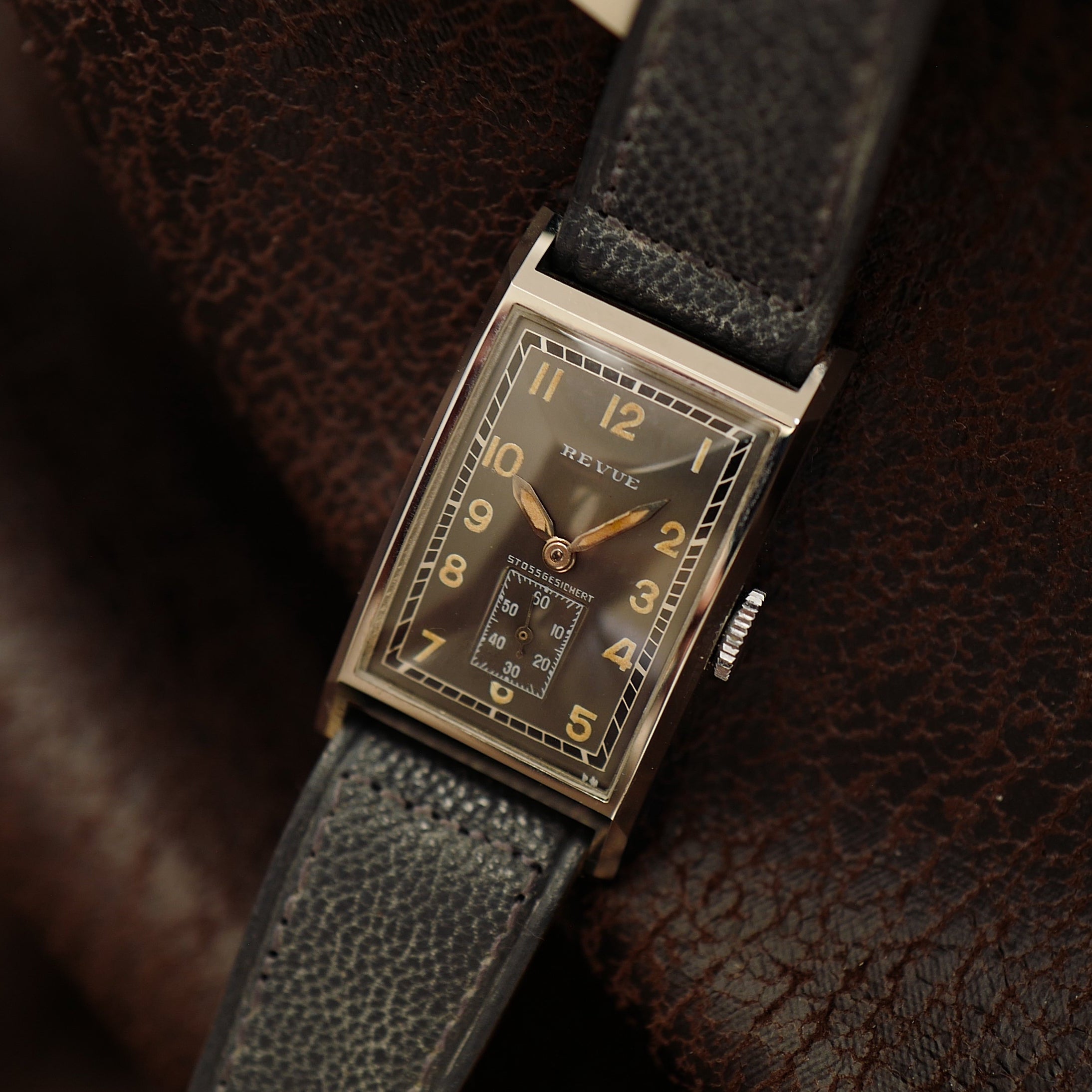 Montre Revue Type Tank gris avec cadran Art Déco, vintage WWII N.O.S, boîtier en acier, style militaire élégant.