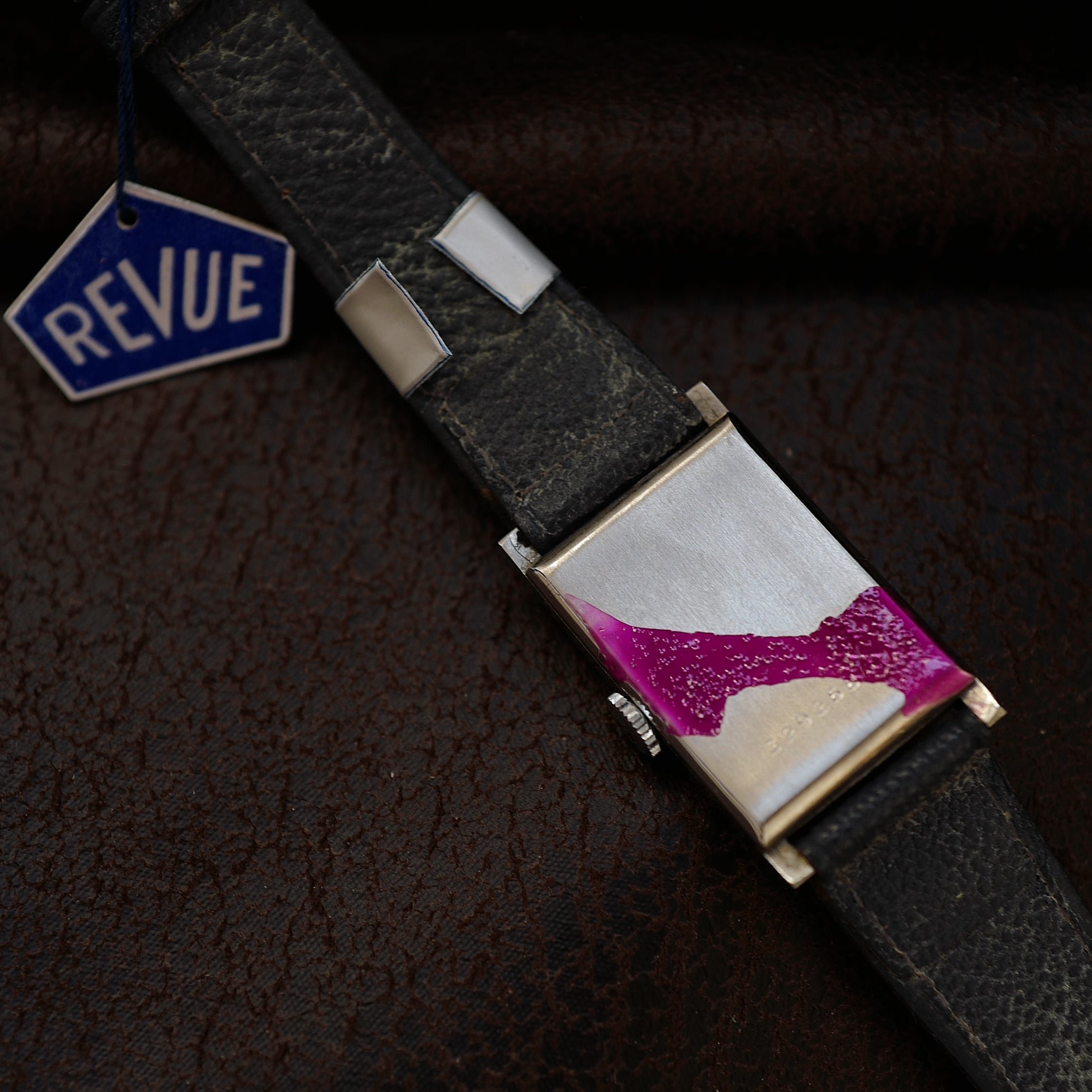 Montre Revue Type Tank gris avec cadran Art Déco vintage, modèle N.O.S de la Seconde Guerre mondiale, par Revue Thommen.