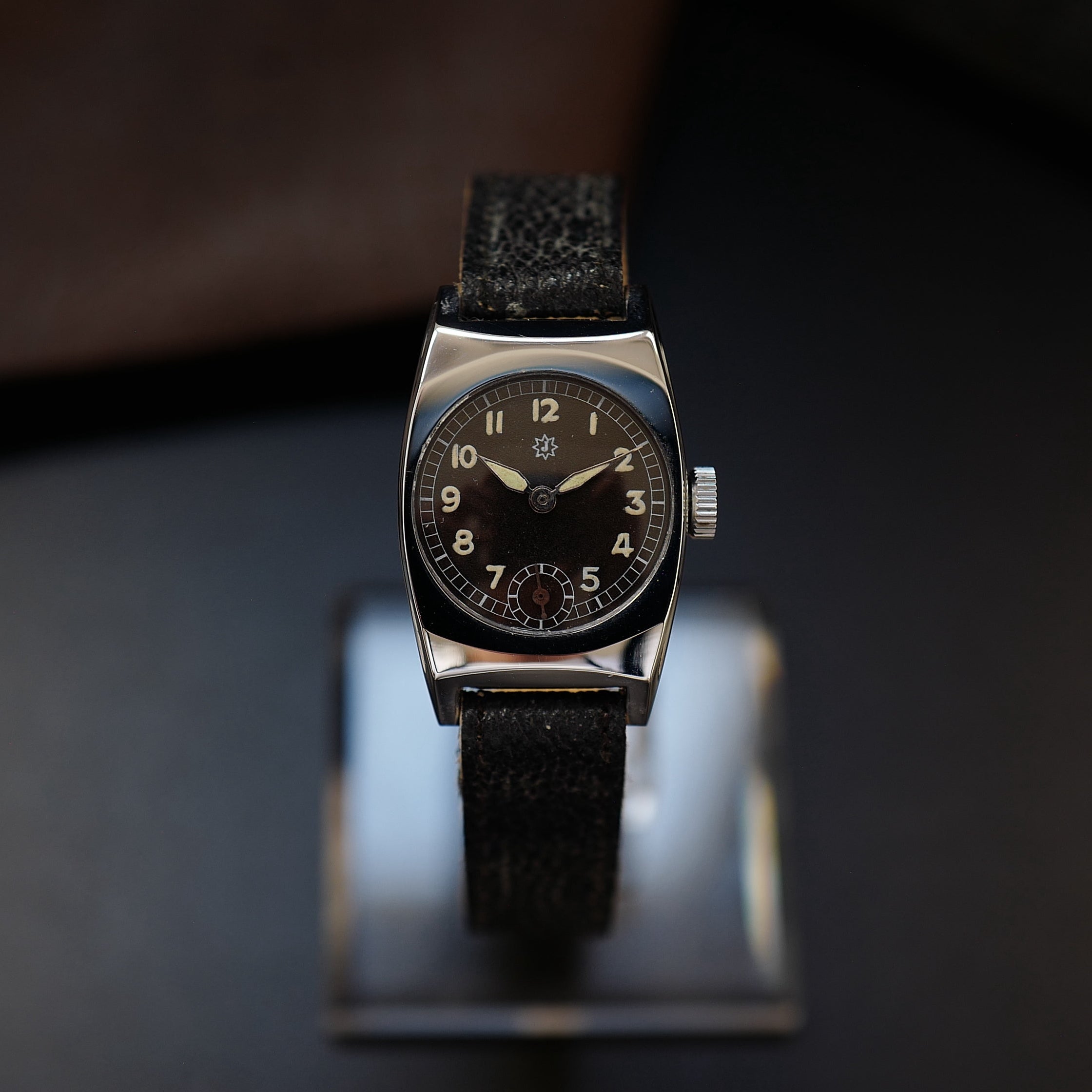 Junghans Military WWII Tonneau | One of One Vintage, montre au boitier type tonneau.