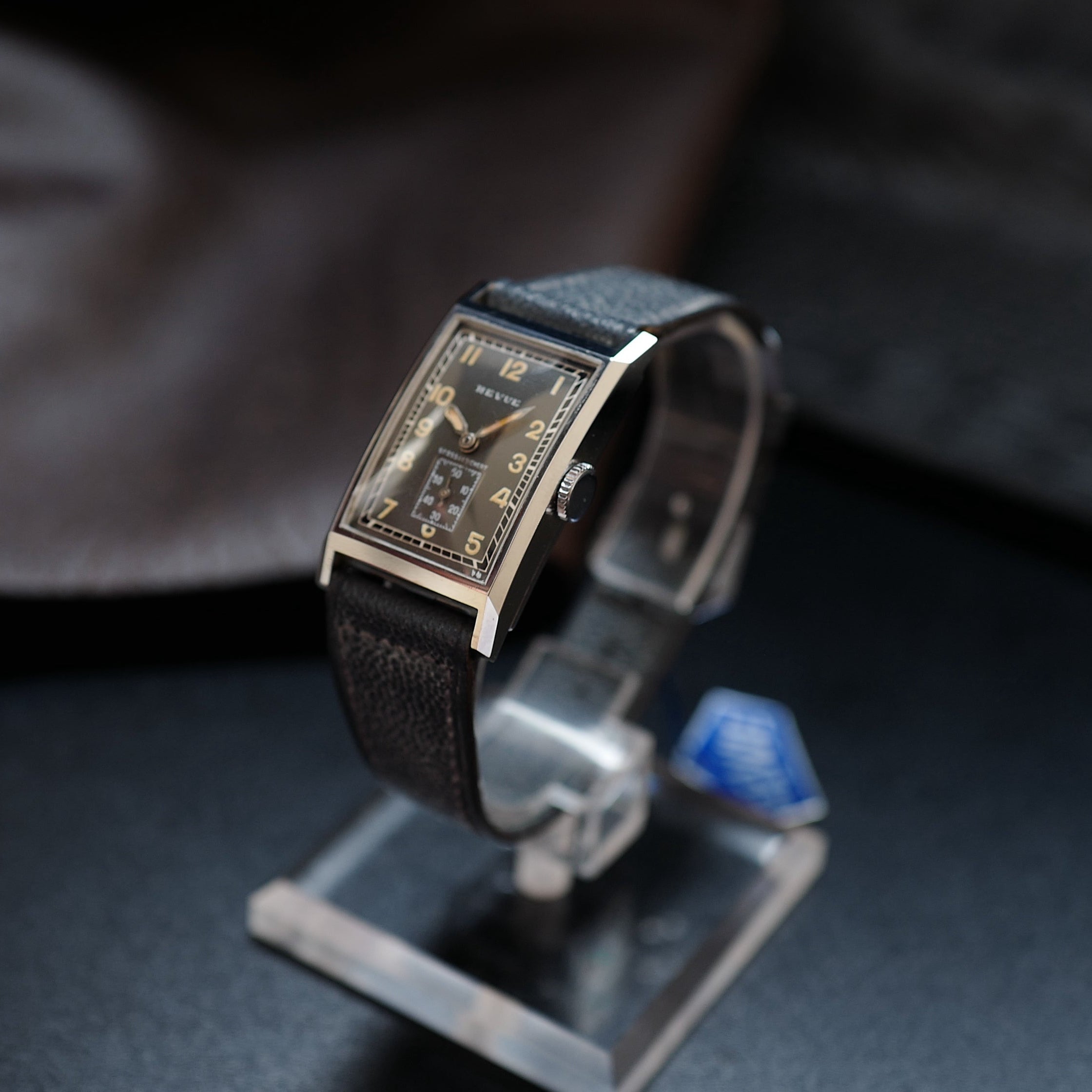 Montre Revue Type Tank gris avec cadran art déco, vintage WWII N.O.S, boîtier en acier, style militaire classique.
