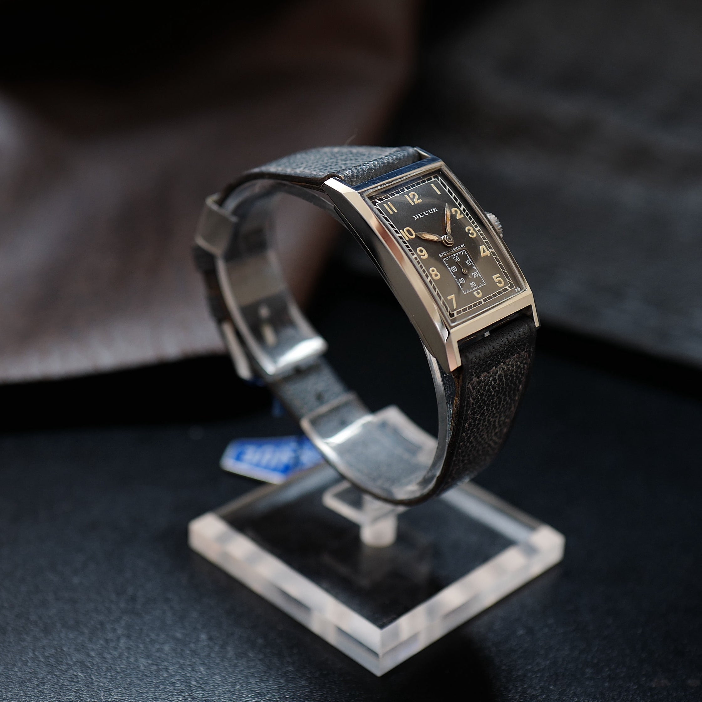 Montre Revue Type Tank gris avec cadran Art Déco, vintage WWII N.O.S, boîtier en acier de Revue Thommen, style élégant et classique