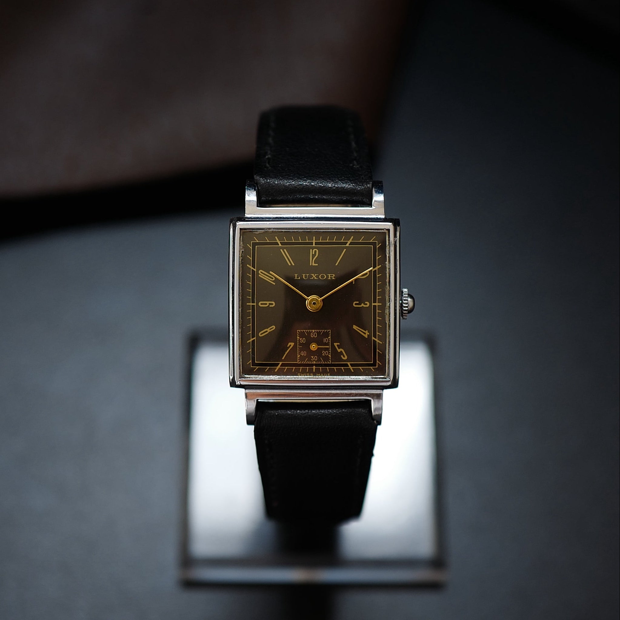 Luxor Type Tank Grey Dial - Small Second 1950’s | Montre vintage, de collection, cadran gris noir, aiguilles dorées bâtons.