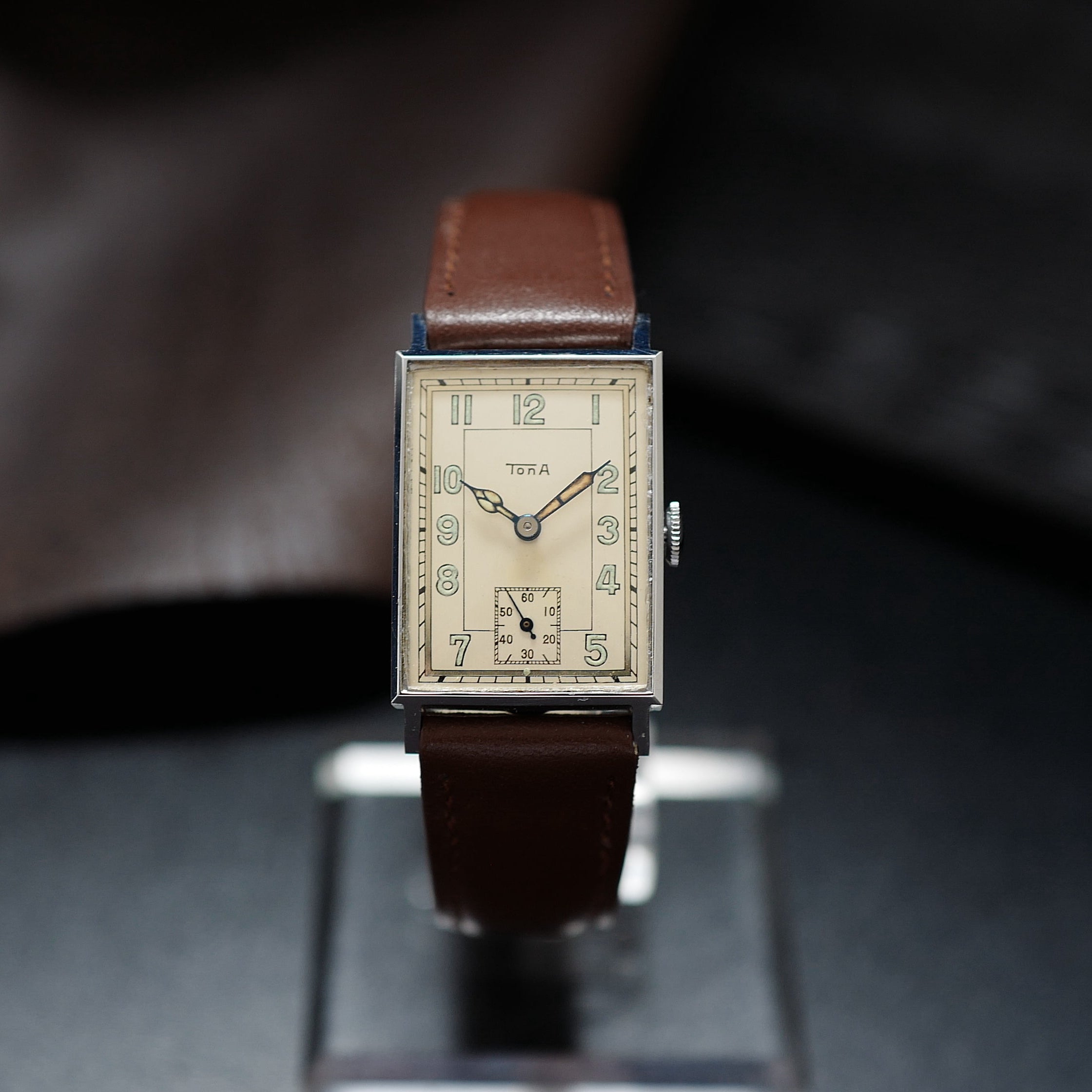 Montre Tona Tank Cream Dial petite seconde des années 1950, modèle N.O.S, boîtier en acier avec cadran crème et aiguilles noires.
