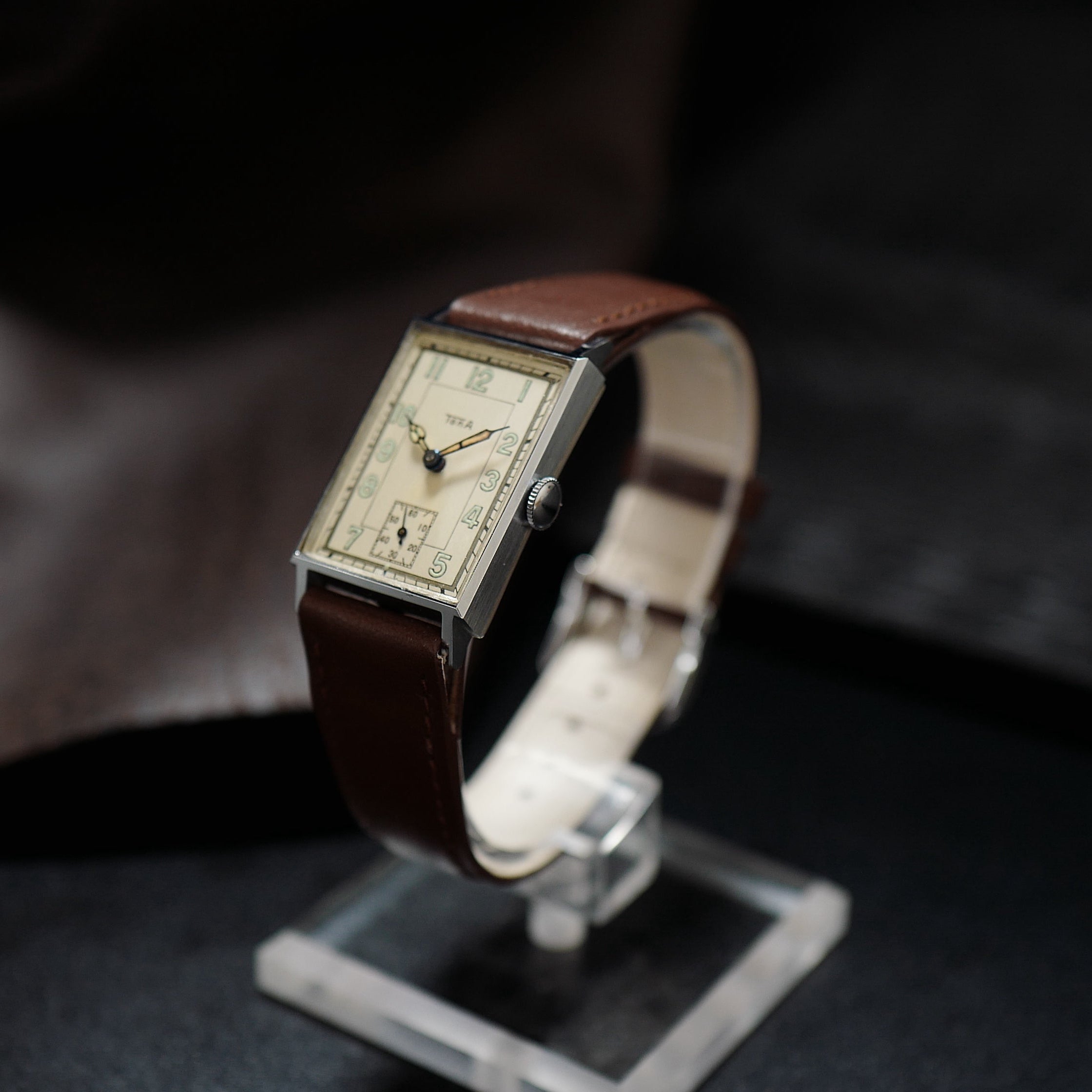 Montre Tona Tank Cream Dial petite seconde des années 1950, N.O.S, avec cadran crème et boîtier vintage.