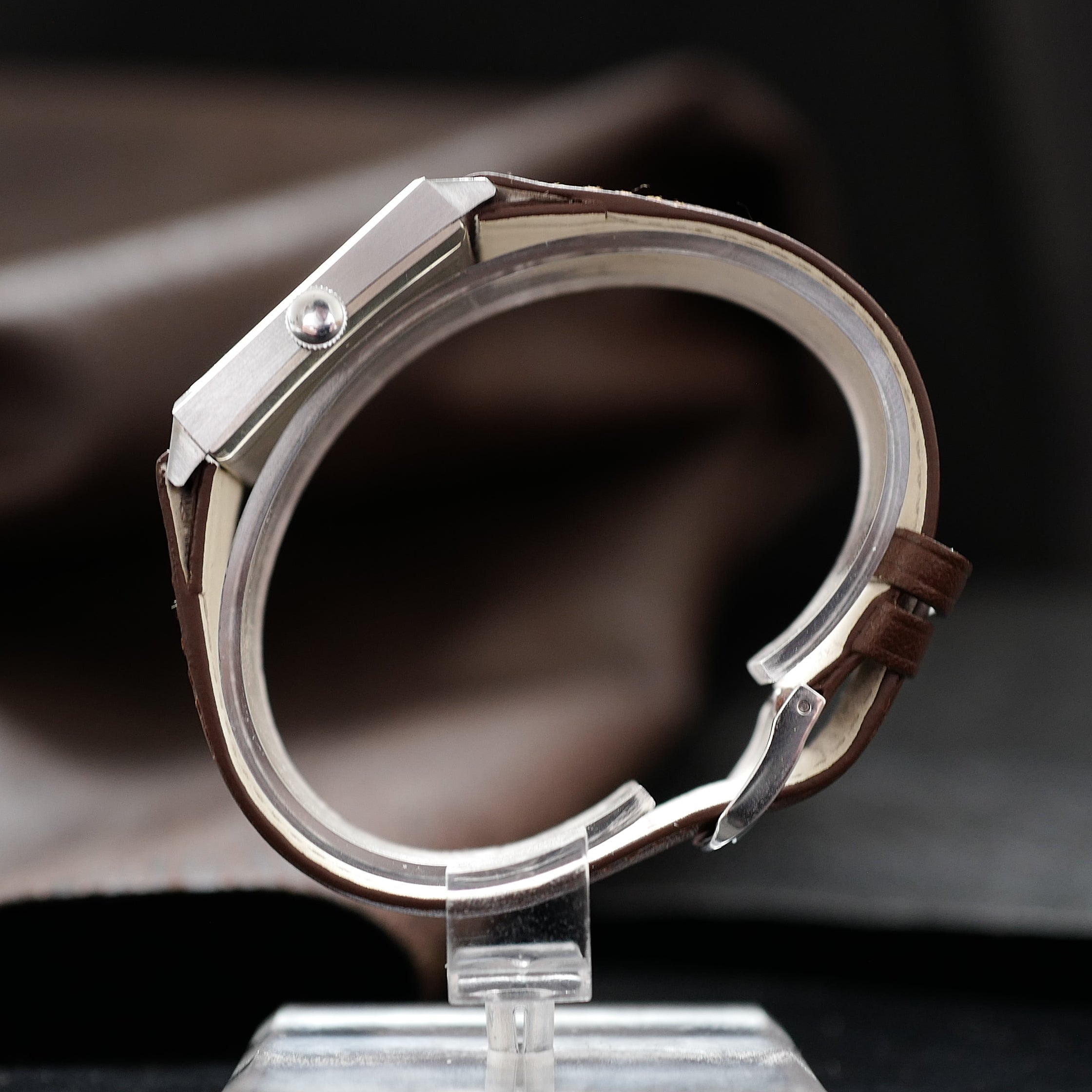 Montre Tona Tank Cream Dial petite seconde, vintage 1950s, état neuf, montre-bracelet classique avec cadran crème.