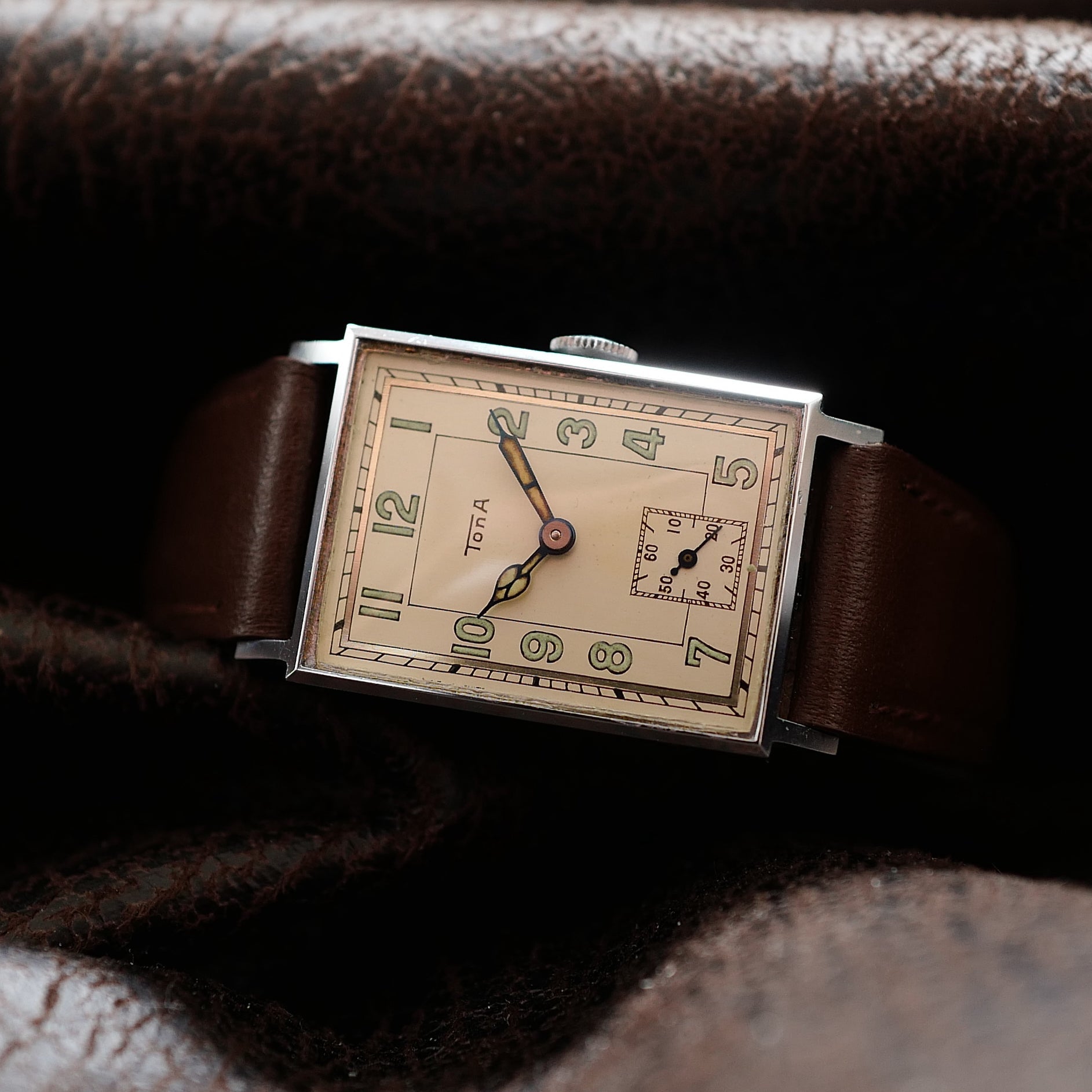 Montre Tona Tank Cream Dial petite seconde des années 1950, neuve, avec cadran crème et design vintage élégant.