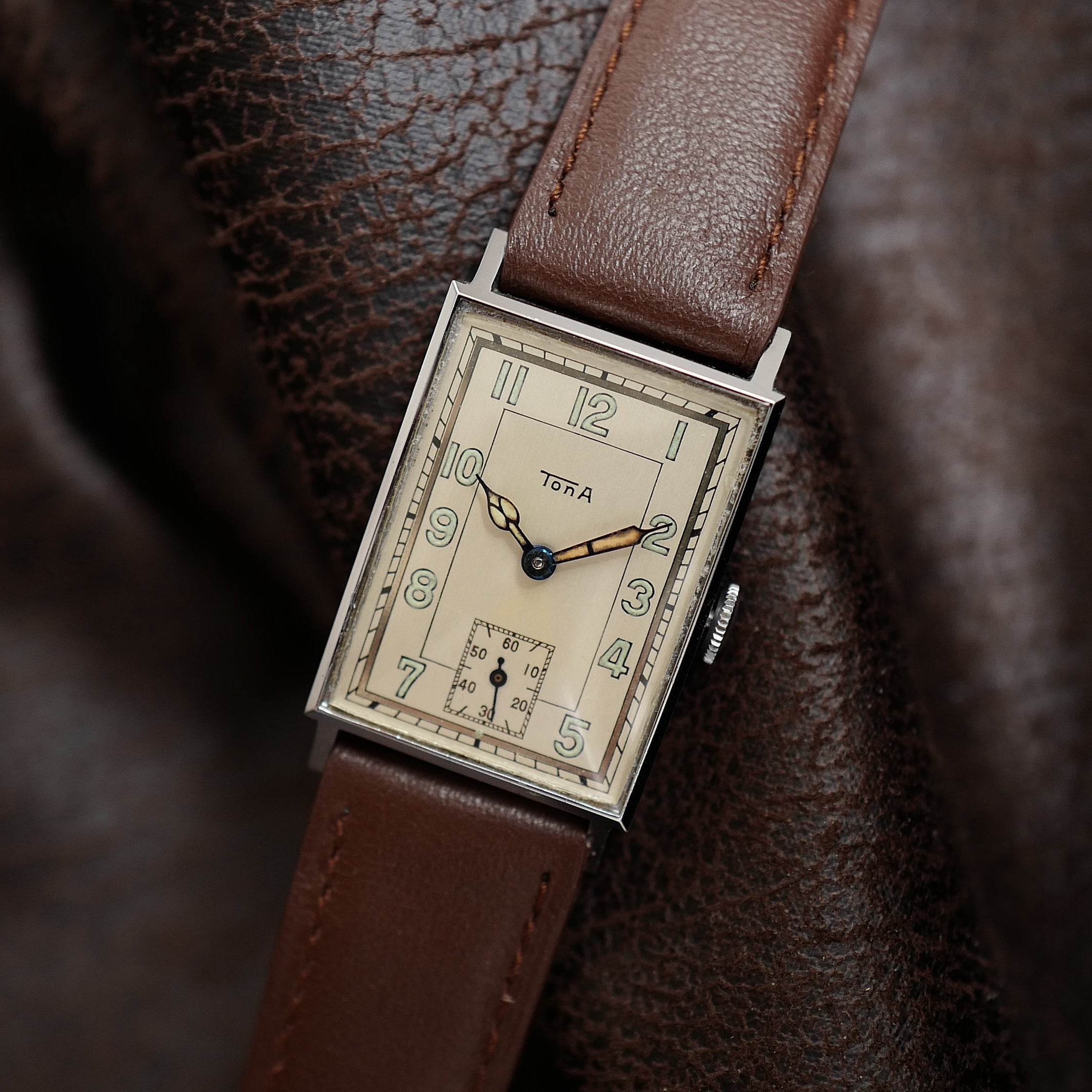 Montre Tona Tank Cream Dial Small Second des années 1950, modèle N.O.S avec cadran crème et petite seconde.
