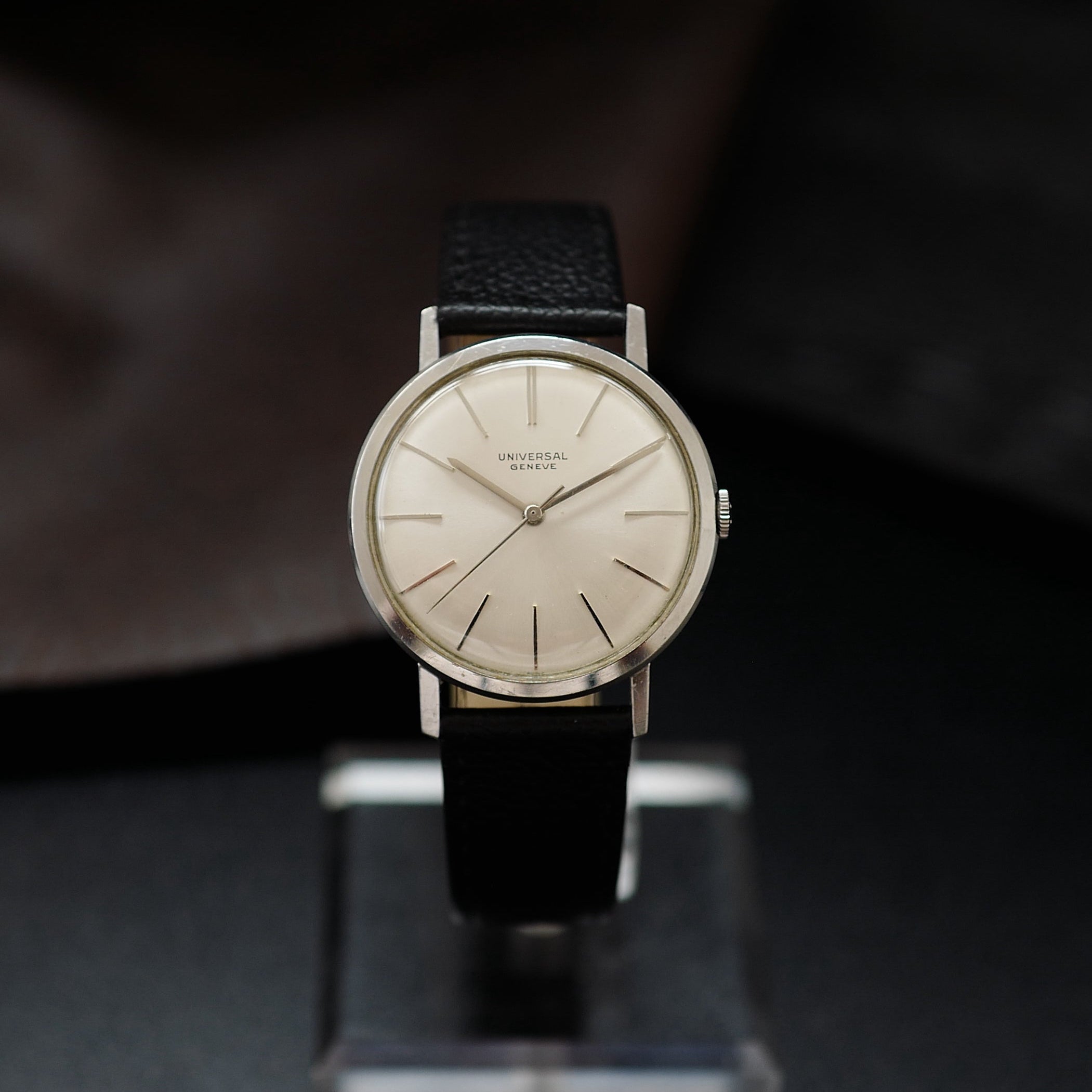 Montre Universal Genève à boîtier fin en argent avec cadran vintage des années 1960, vue de face.