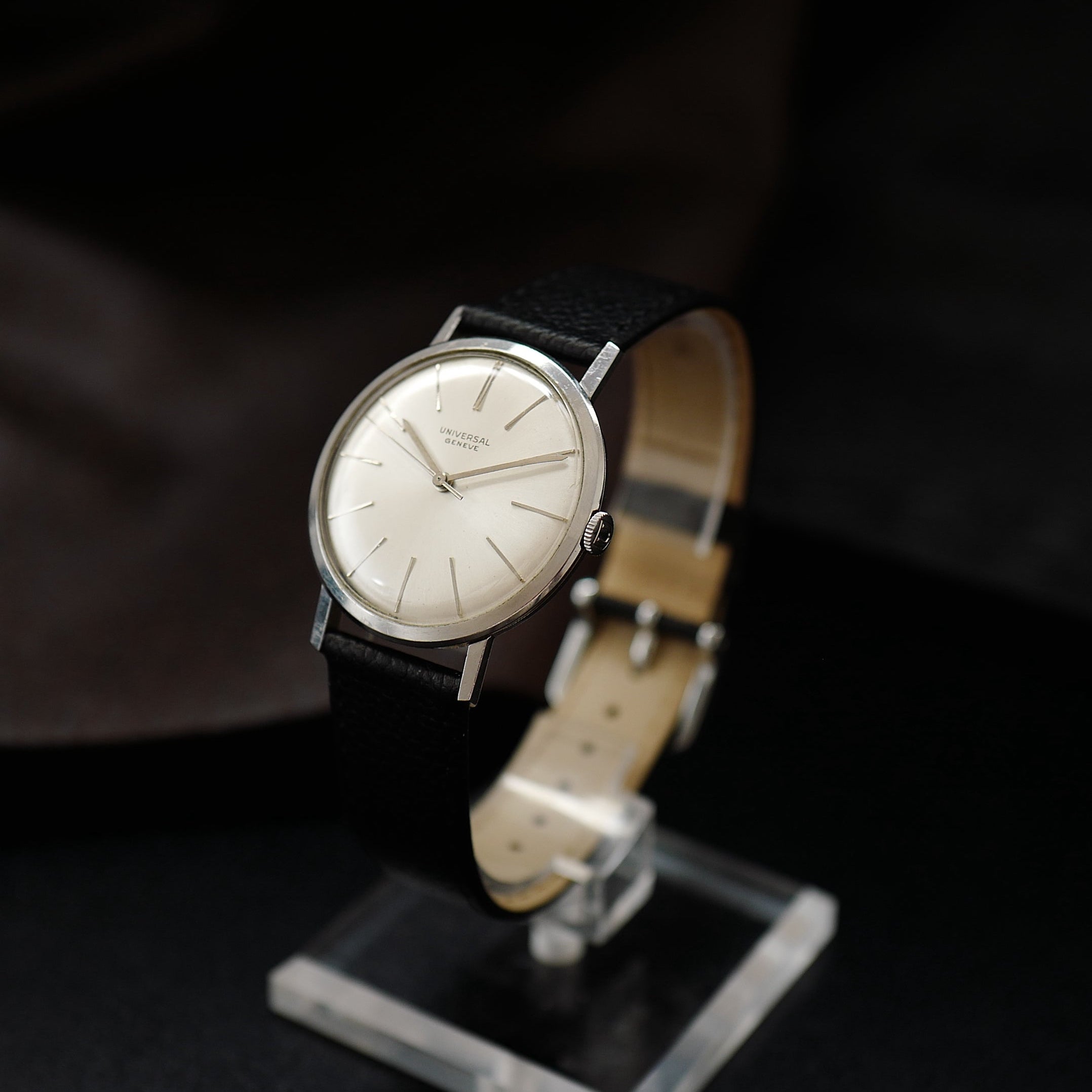 Montre Universal Genève à boîtier fin argenté et cadran des années 1960, vue de face.