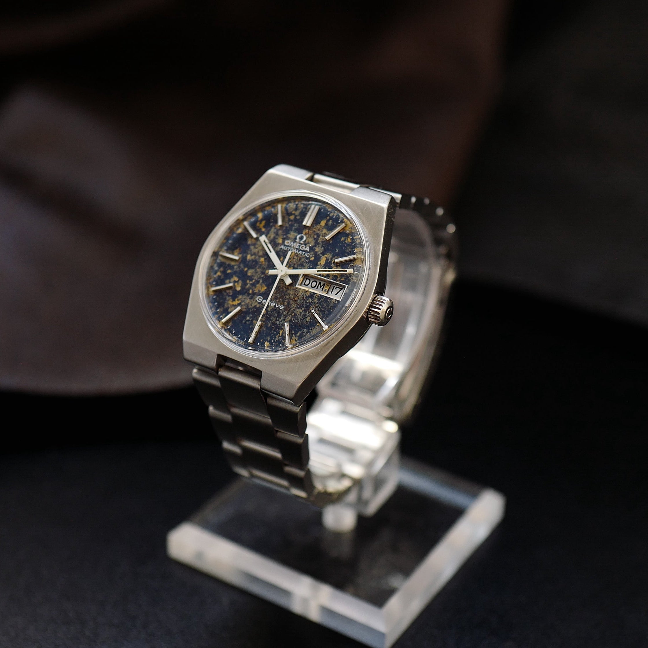 Montre Omega Genève Day Date des années 1970 avec cadran en météorite bleue, boîtier en acier inoxydable, référence 166.0125.