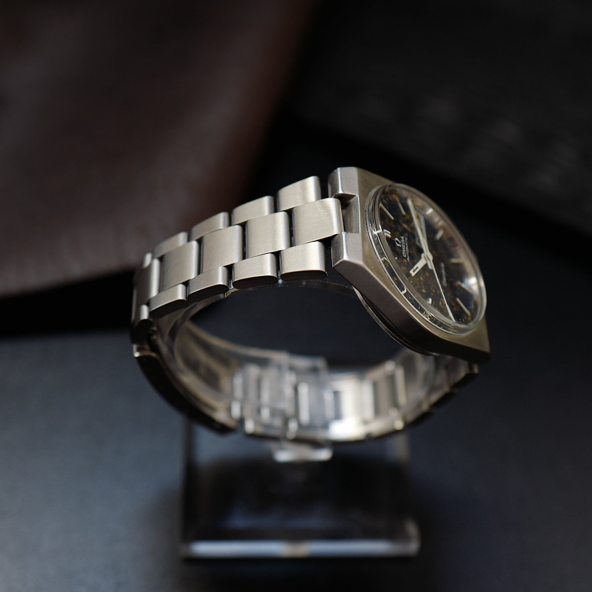 Montre Omega Genève Day Date années 1970 avec cadran en météorite bleue et boîtier en acier inoxydable.
