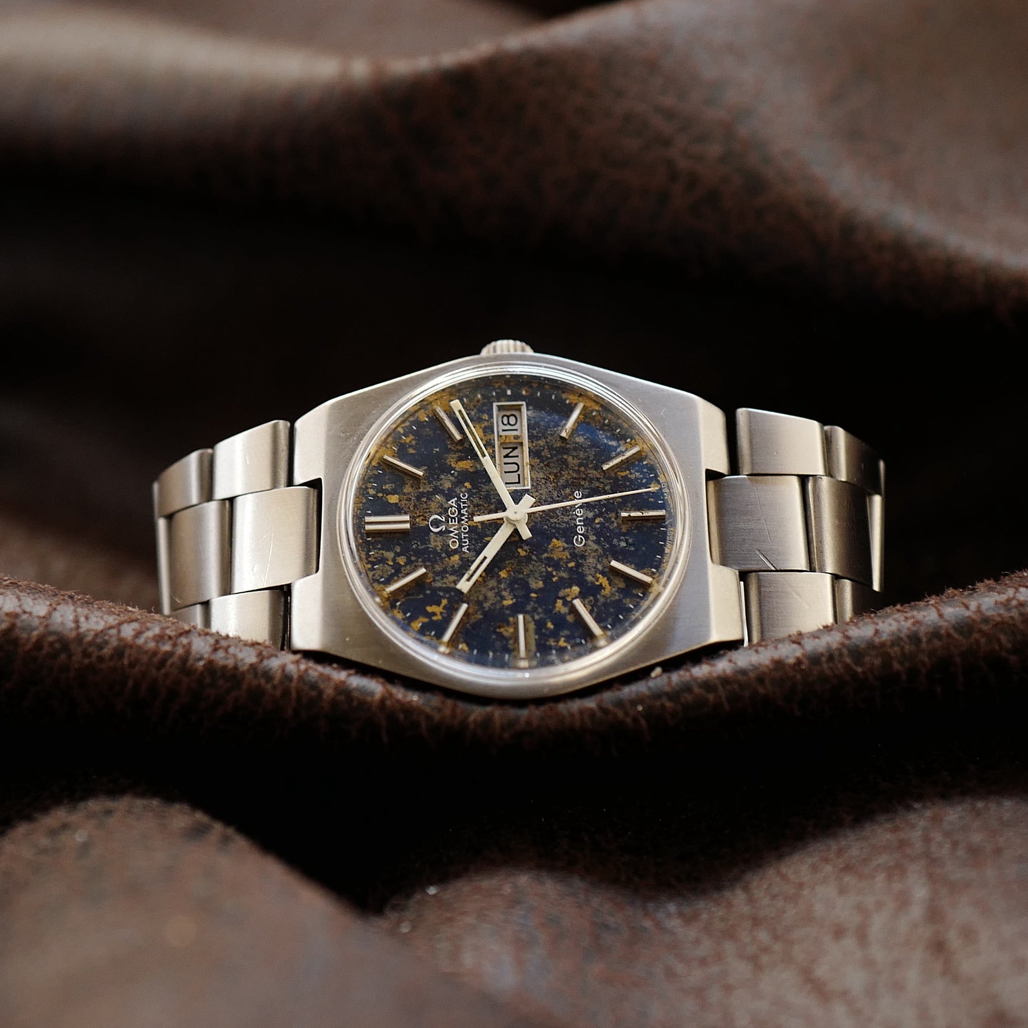 Montre Omega Genève Day Date des années 1970 avec cadran en météorite bleue et bracelet en acier inoxydable.