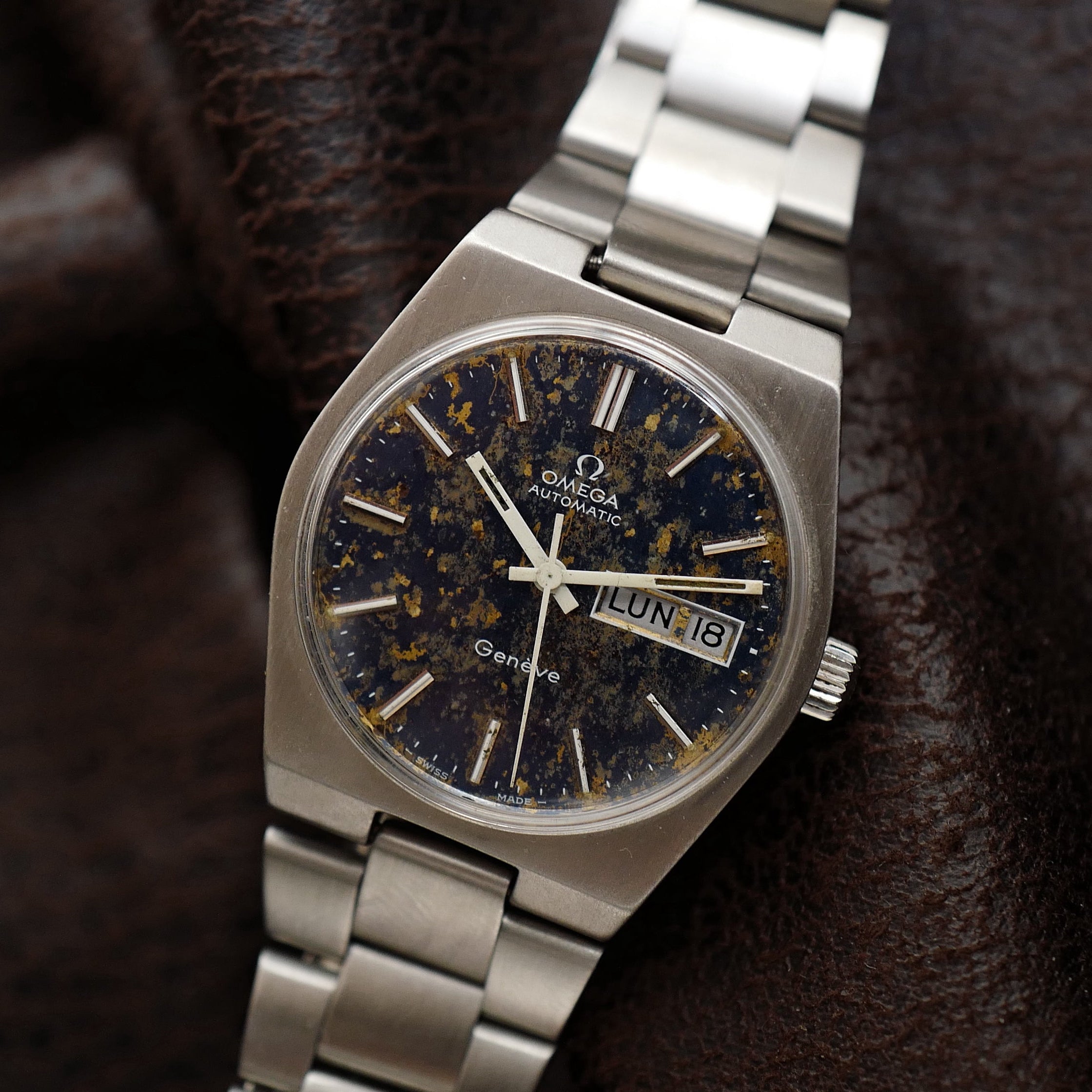 Montre Omega Genève Day Date des années 1970 avec cadran en météorite bleue, référence 166.0125, affichage jour et date.