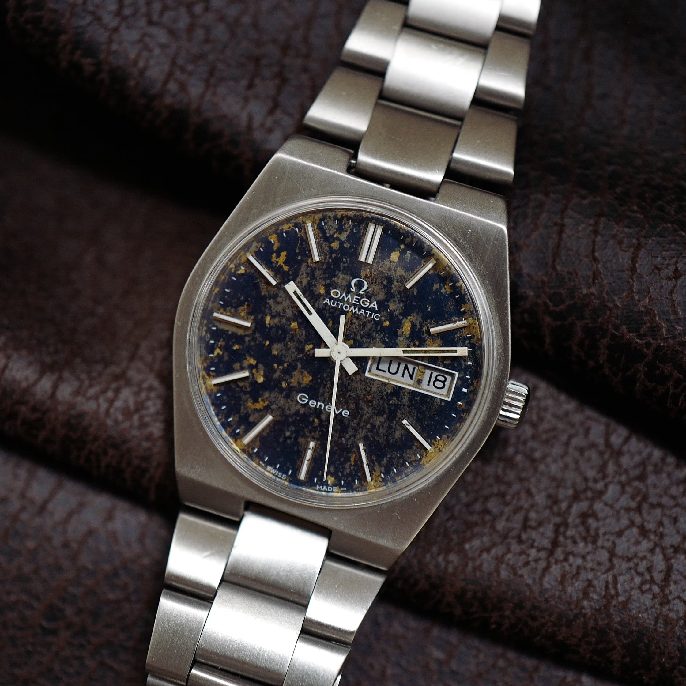 Montre Omega Genève Day Date des années 1970 avec cadran en météorite bleue et boîtier en acier inoxydable, modèle 166.0125.