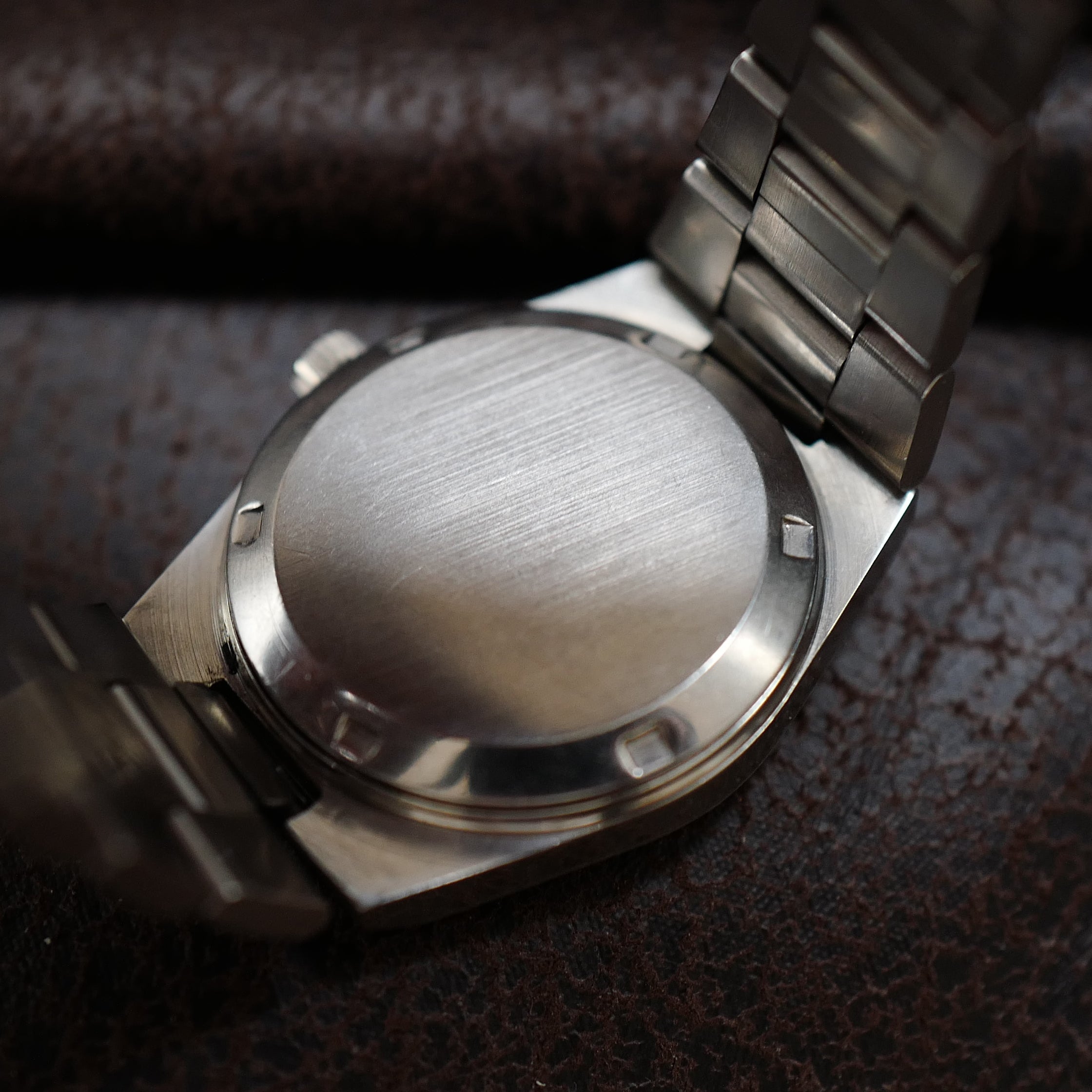 Montre Omega Genève Day Date année 1970 avec cadran en météorite bleue et bracelet en acier inoxydable.