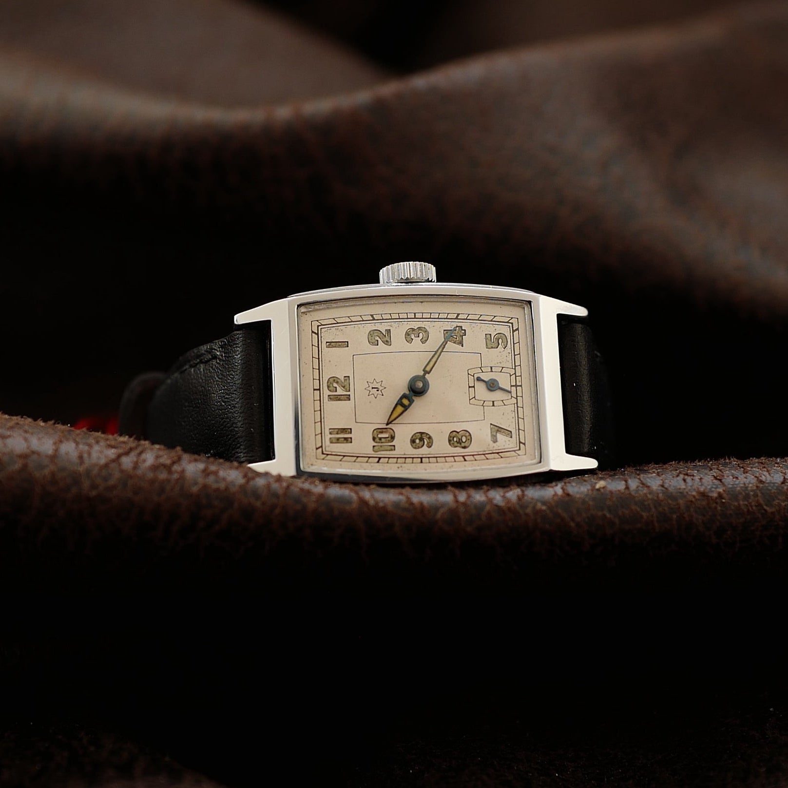 Junghans Military WWII N.O.S Tonneau | Montre au charme intemporel; cadran champagne, légère patine sublime.